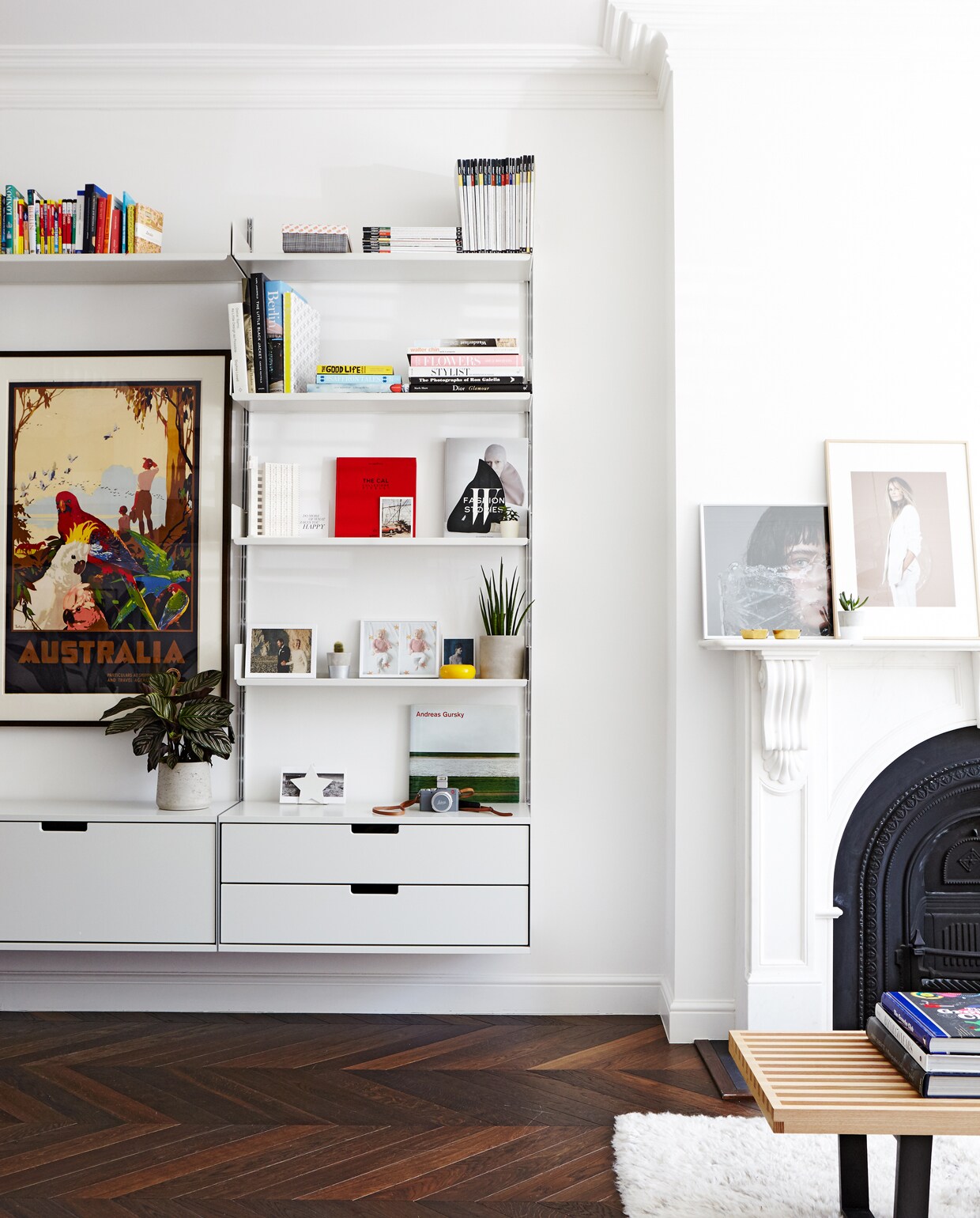 Het Vitsoe opbergsysteem, een klassiek ontwerp van de Duitse ontwerper Dieter Rams, werkt als display voor souvenirs en boeken. De foto’s rechts heeft Billie Scheepers zelf gemaakt. De vintage poster van de Australische illustrator James Northfield herinnert David aan zijn Australische roots.