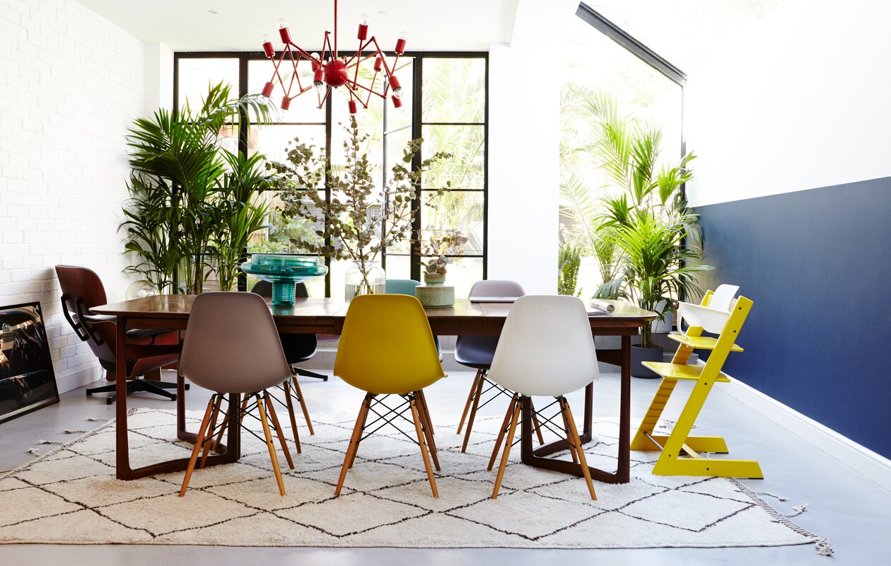 Vintage Kurt Østervig eettafel, DSW stoelen van Charles Eames (Vitra). Stoel Tripp Trapp van Stokke. Spiderlamp gekocht in Los Angeles. Stalen raampartij van Crittall.