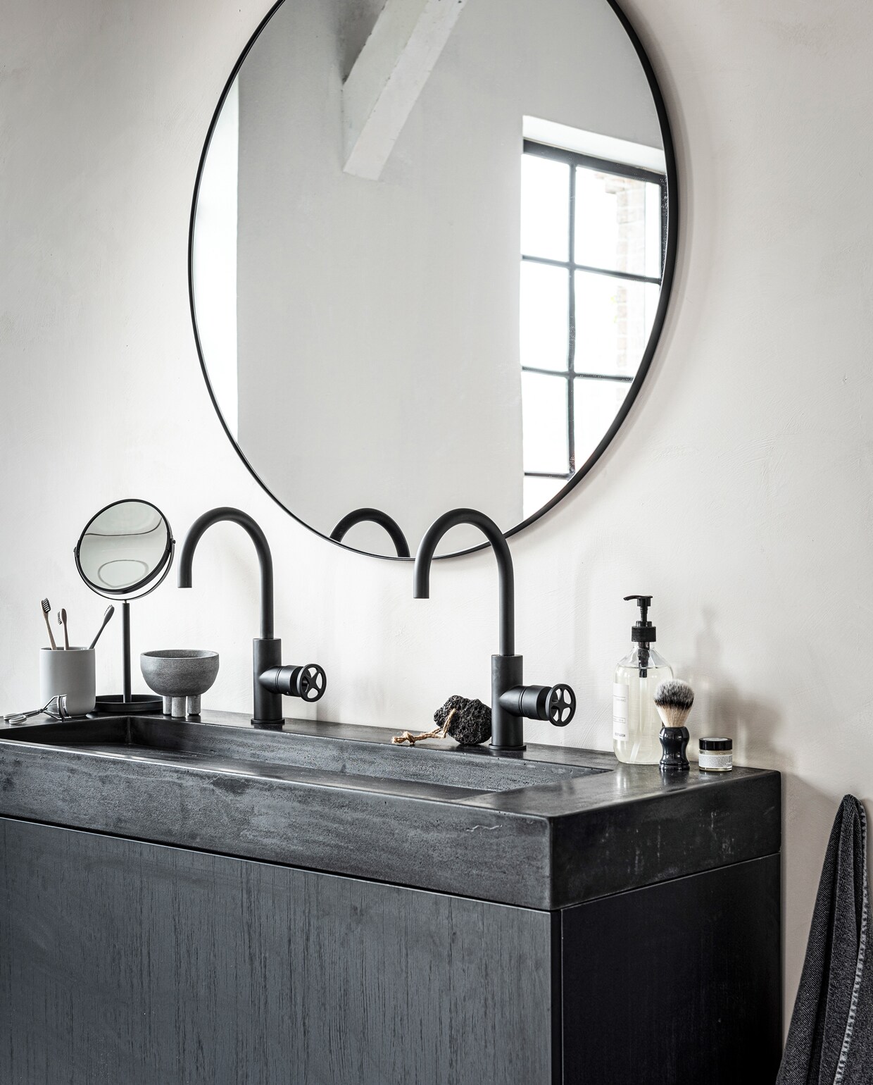Wasbak Tank van beton in Concrete Black, met 2 kraangaten, 10x120x46 cm (hxbxd). Onderbouwkast Cube van eikenhoutfineer in Black, staand met 2 lades, 84x120x43,5 cm (hxbxd)
