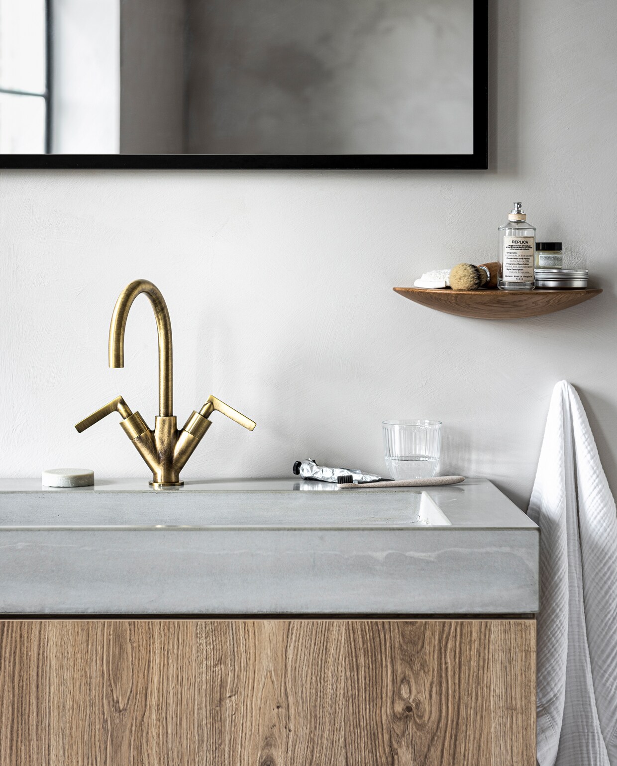 Wasbak Tank van beton in Concrete, met 2 kraangaten, 10x60x46 cm (hxbxd). Onderbouwkast Cube van eikenhoutfineer in Oak, hangend met 1 lade 30x60x43,5 cm (hxbxd), ook verkrijgbaar in Oak Black, en in 30x90x43,5 cm (hxbxd), 30x120x43,5 cm (hxbxd), staand met 2 lades. Spiegel Goodmorning in Black, 30×60 cm, ook verkrijgbaar in Oak en in 45×60 cm, 60×60 cm, 90×60 cm, 120×60 cm.