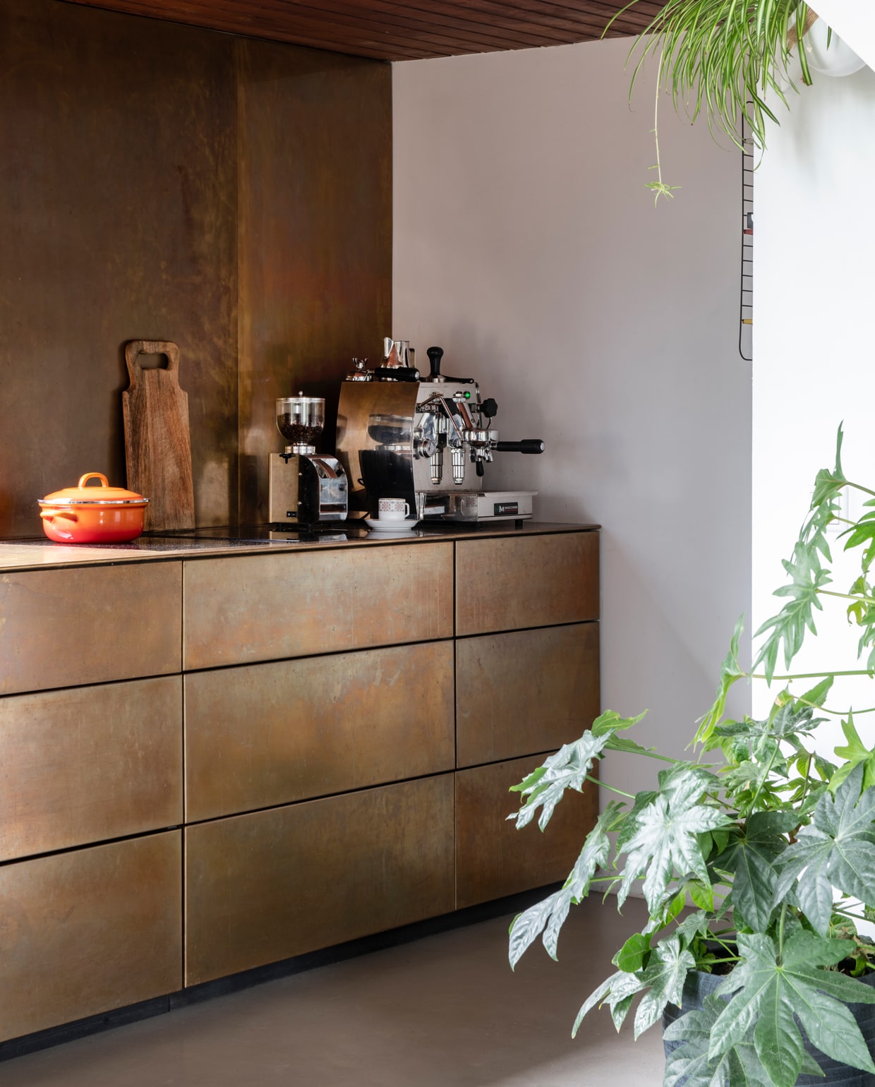 Koffiemachine van Macchine Mascilongo via Stoom Espresso. Oranje pan van Le Creuset, broodplank van Duikelman Amsterdam. vtwonen 01-2020 | styling Kim Timmerman/Insidehomepage | fotografie Louis Lemaire