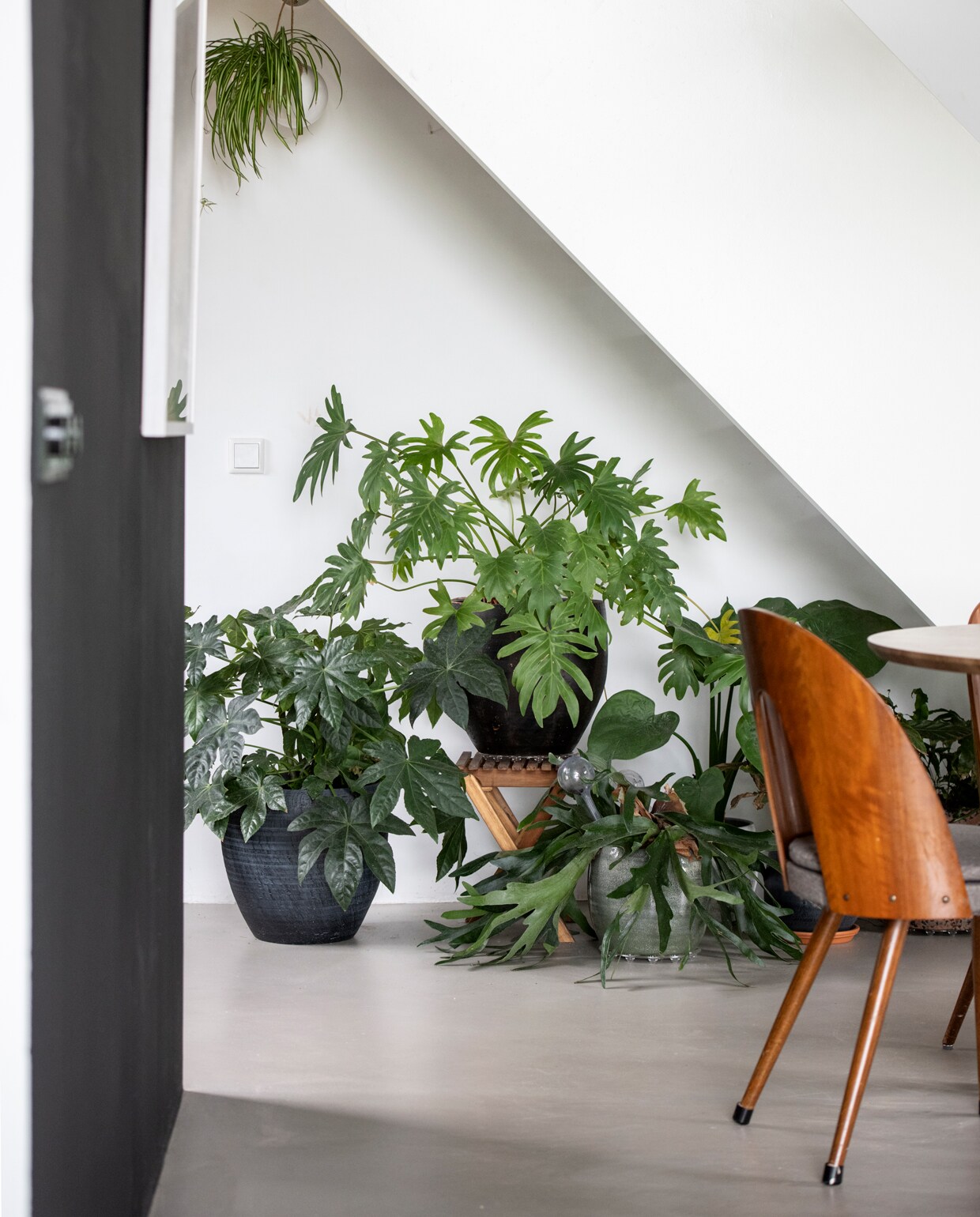 Vintage eettafel 4U Designed, vintage stoelen van Antonin Suman via Vanons.eu. vtwonen 01-2020 | styling Kim Timmerman/Insidehomepage | fotografie Louis Lemaire