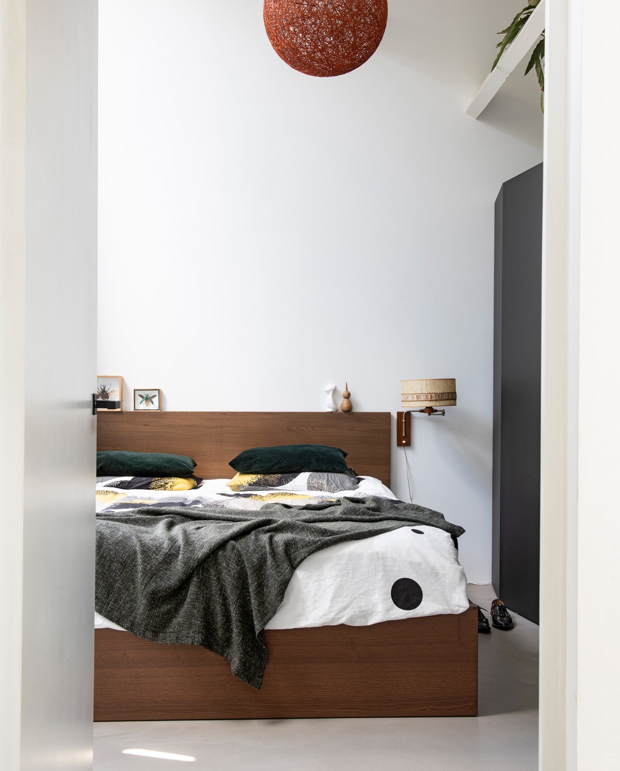 De ouderslaapkamer met bed en beddengoed van Ikea. Groene kussens van Karwei, vintage lamp van marktplaats.nl, hanglamp Praxis, houten vogel Architectmade. vtwonen 01-2020 | styling Kim Timmerman/Insidehomepage | fotografie Louis Lemaire