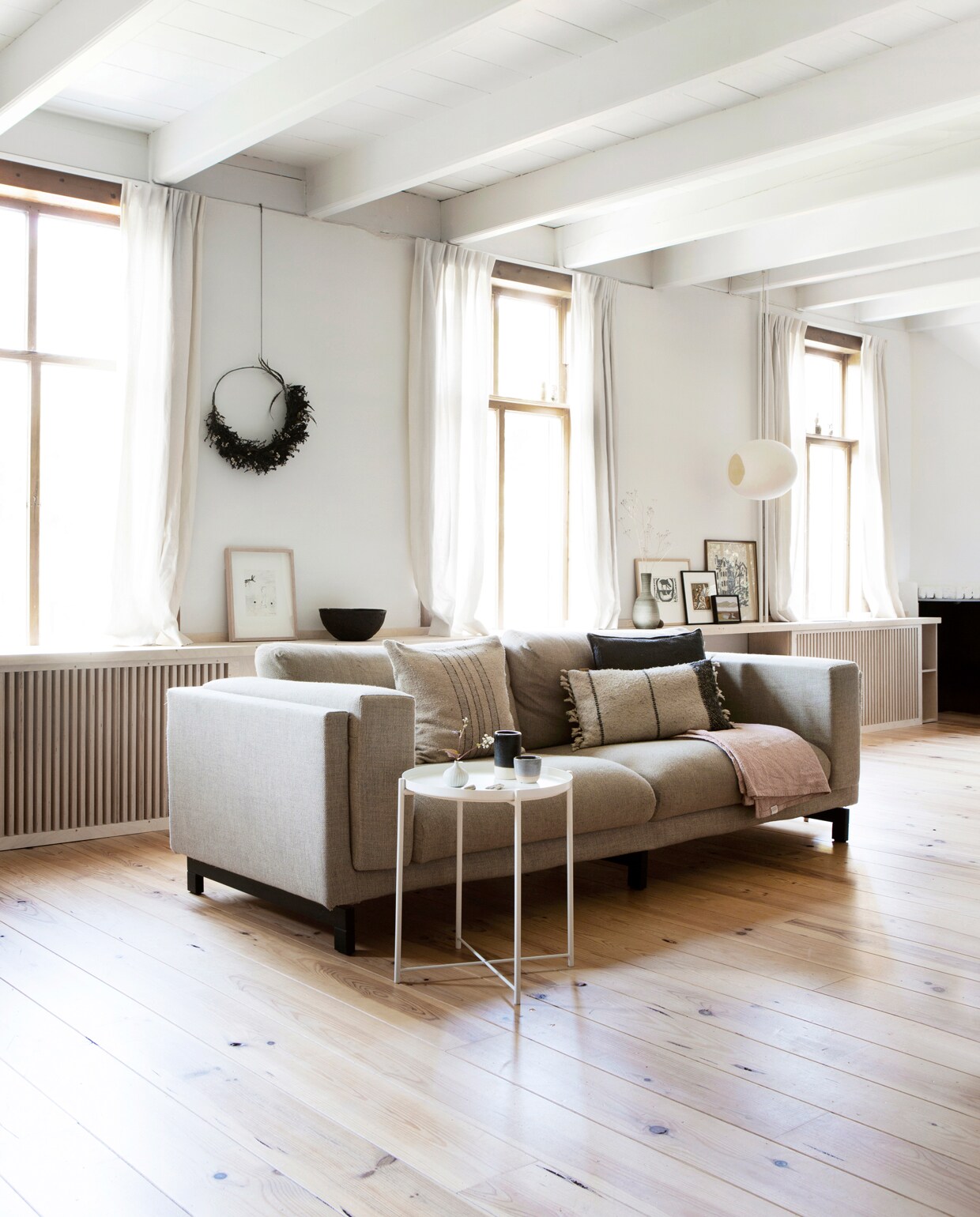 Bank en tafeltje Ikea. Kussens Dille &amp; Kamille, House Doctor, Malagoon. Krans zelfgemaakt. Schilderij van Wim Biewenga. Schaaltjes en vaasje van Iittala, Broste Copenhagen en Lindform. vtwonen 13-2019 | fotografie Jeltje Fotografie