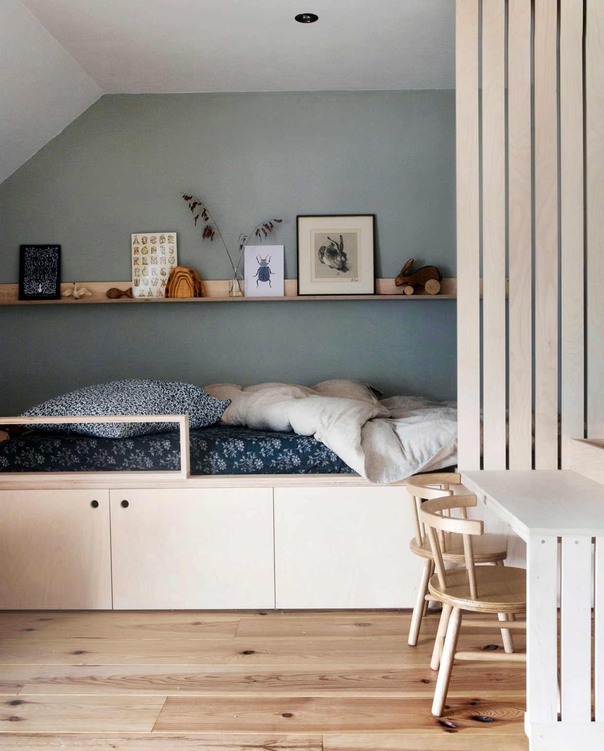 Bedden en rekje Woodchuck. Verfkleur op de muur Light Blue van Farrow &amp; Ball. Hoeslakens Camomile London. Dekbedovertrekken Zara Home. Kussensloop Ikea. Boek De Vos en de Ster. Houten speelgoed en letterkaart van Regenboogschaap. Vaasje en keverprint Dille &amp; Kamille. Konijnenprent Marktplaats. Houten konijn van Rozemarijn in Zeist. Stoeltjes Loods 5. vtwonen 13-2019 | fotografie Jeltje Fotografie