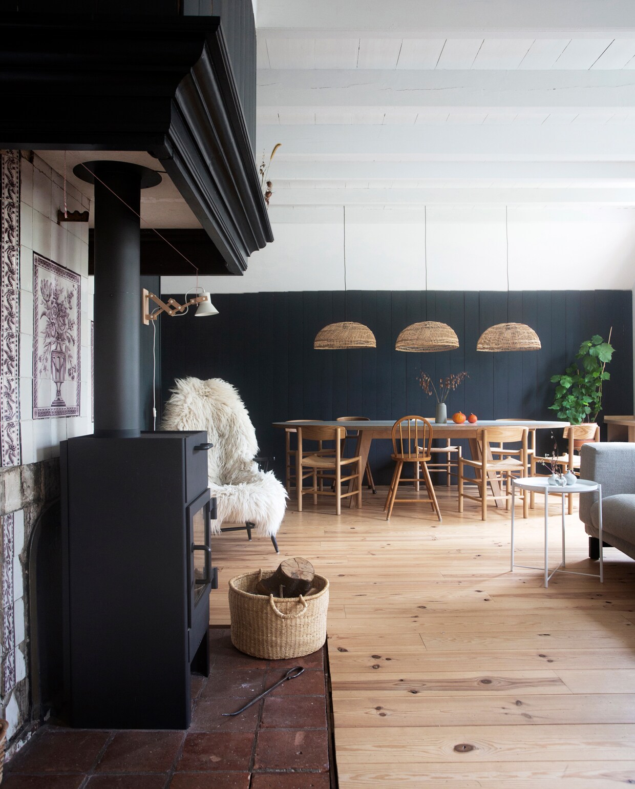 Houtkachel Lars 900 van Dik Geurts. Kleine vaasjes op de schouw van Het Serviesfabriekje. Wandlamp M.OSS Design. Stoel van Marktplaats, herkomst schapenvacht onbekend. Tafeltje Ikea. Vaasje Søstrene Grene. Mand Dille &amp; Kamille. vtwonen 13-2019 | fotografie Jeltje Fotografie