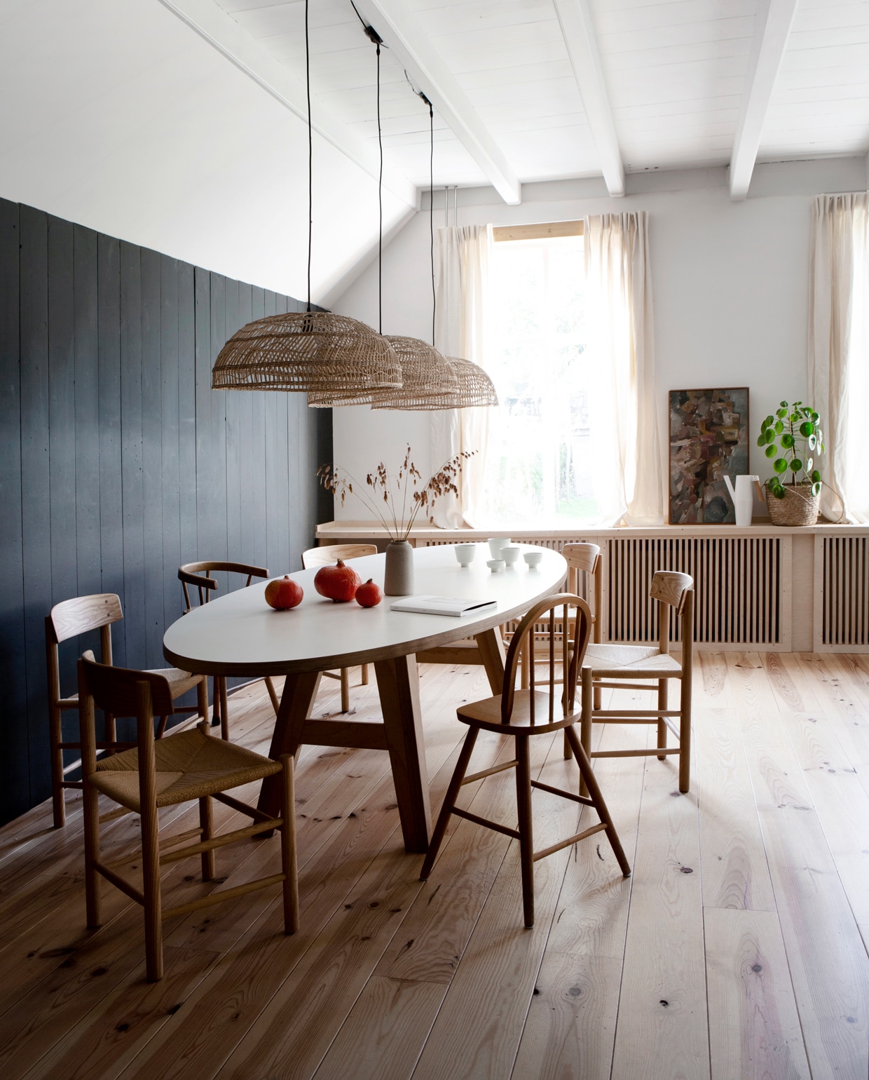 Muurverf Black Blue van Farrow &amp; Ball. Tafel ARP Design. Stoelen replica’s van Borge Mogensen’s J39 via Swivel UK. Kinderstoelen marktplaats.nl. Krukje Hema. Lampen HKliving. Schaaltjes, kopjes en vaasjes van Iittala, Broste Copenhagen, Annemieke Boots Ceramics, Søstrene Grene. Kommetjes links van Atelier Juliette Warmenhoven. Grenenhouten vloer, afgelakt met Skylt, via Wood and Stones. vtwonen 13-2019 | fotografie Jeltje Fotografie