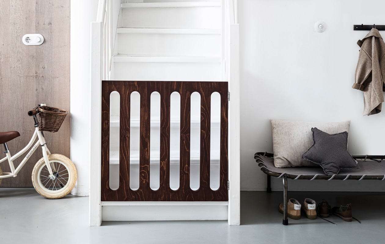 Loopfiets First Go Cream (banwood.com). Ronde messing spiegel Darkly (menu.as). Houten kapstok (hm.com). Kinderjas rugzak konijnen (zara.com). Canvas daybed School Bed in kleur Stone Grey van Numero 74 (lidor.nl). Linnen kussen, 40×60 cm (bymolle.com). Schoenen (veja-store.com). Sterkussen en vloerkleed privébezit.