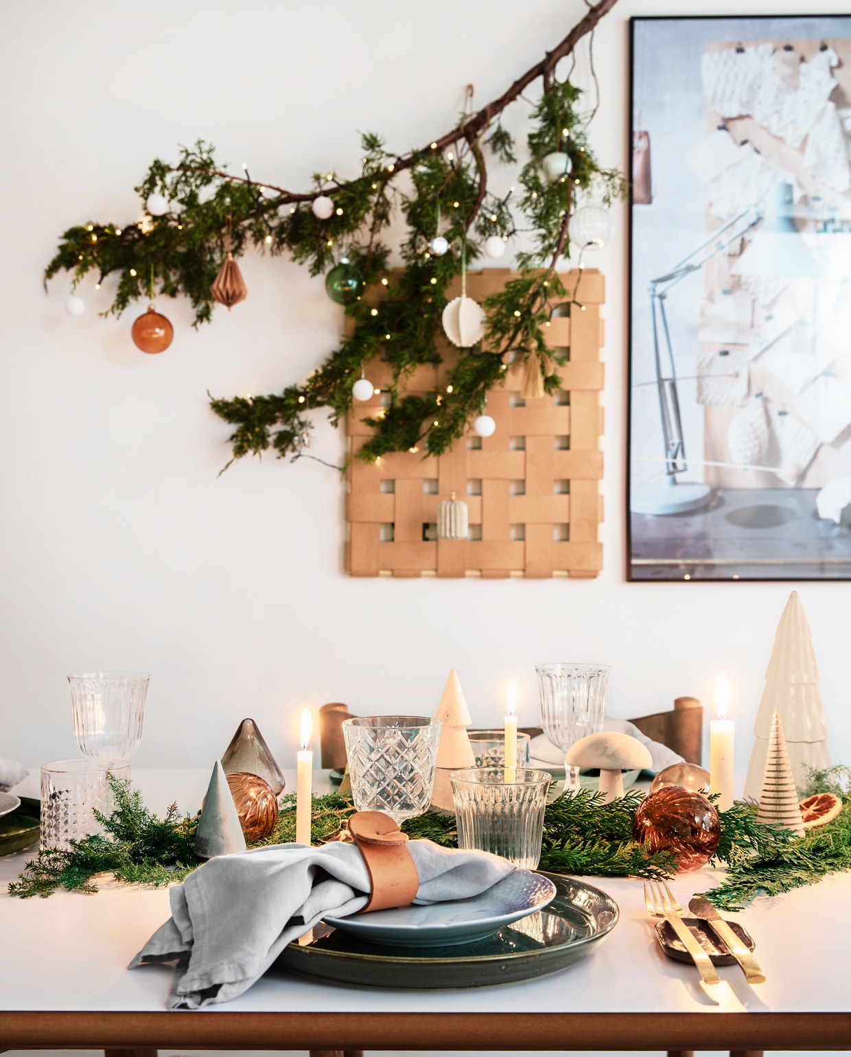 Het groen van de takken, samen met het leer en hout, bepalen de sfeer op de kersttafel. De leren servetringen maakte Rikke zelf. vtwonen 13-2019 | styling Rikke Graff Juel | fotografie Christina Kayser O.