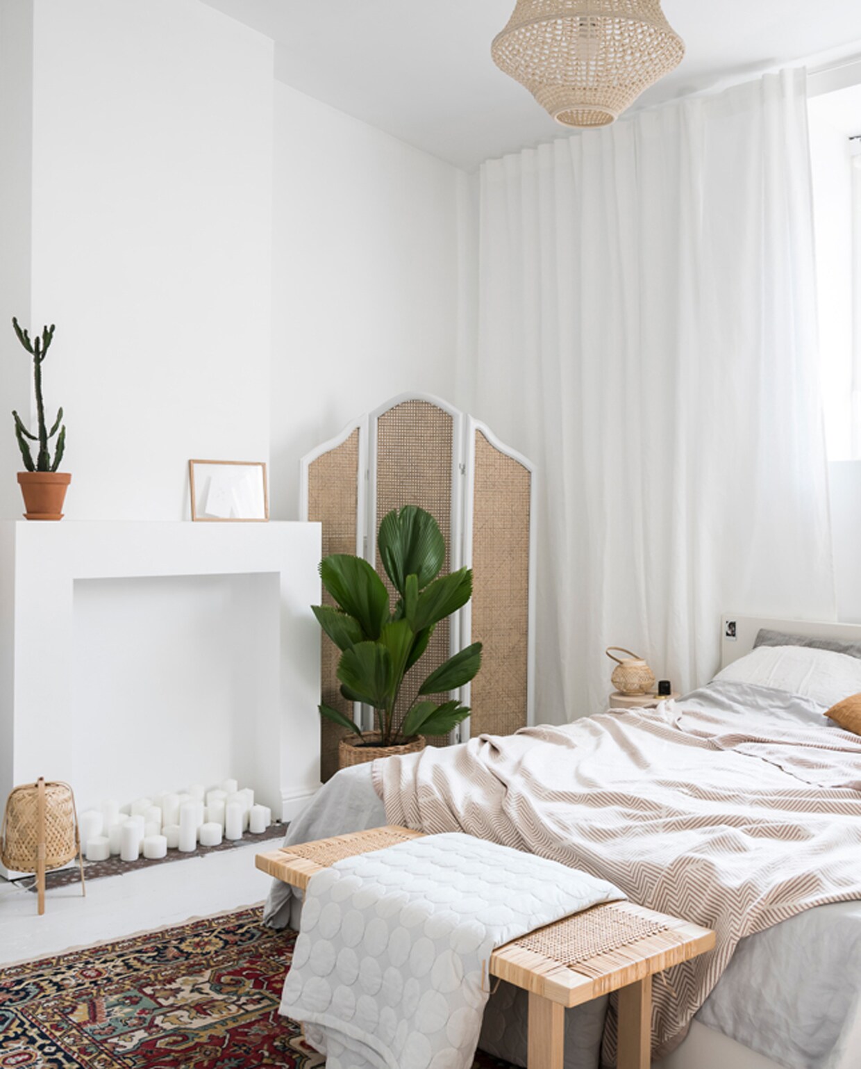 In de slaapkamer wilde Sofie een ‘LA-bohemian-holiday-at-home vibe’. Linnen lakens, gordijnen en plaids van H&amp;M Home. Het bed is van Ikea en aan het voeteinde staat een salontafel uit de Stockholm 2017 collectie van Ikea. Het kamerscherm is vintage. De houten kruk is van Fab, met daarop een lampje van Lucide. vtwonen 13-2019 | styling &amp; fotografie Jonah Samyn