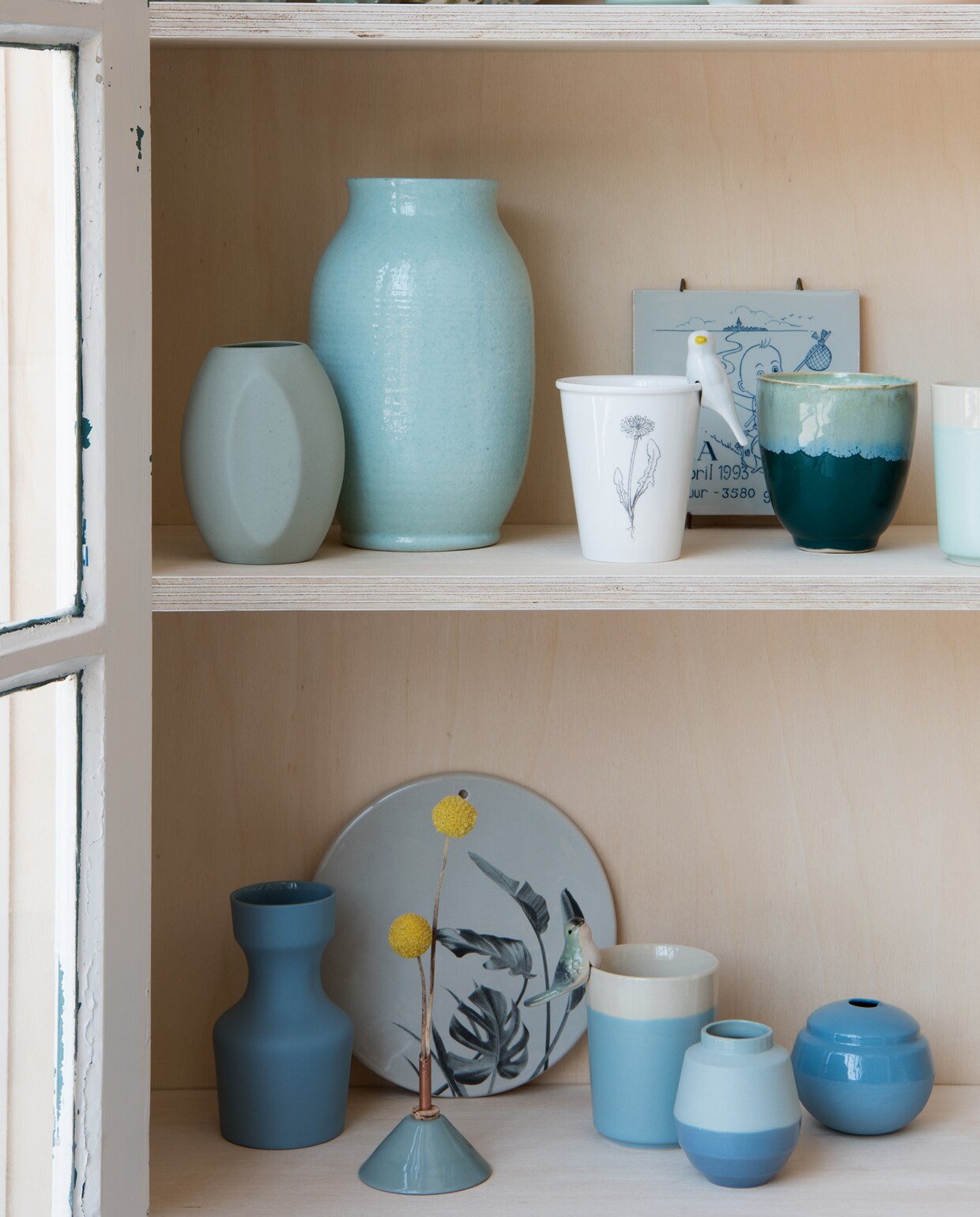 In de vitrinekast veel vaasjes van keramiste Hella Duijs (helladuijs.nl) en van Feniks Atelier in Schoorl. ‘Daar werken mensen met een verstandelijke beperking die ontzettend mooie dingen maken.’