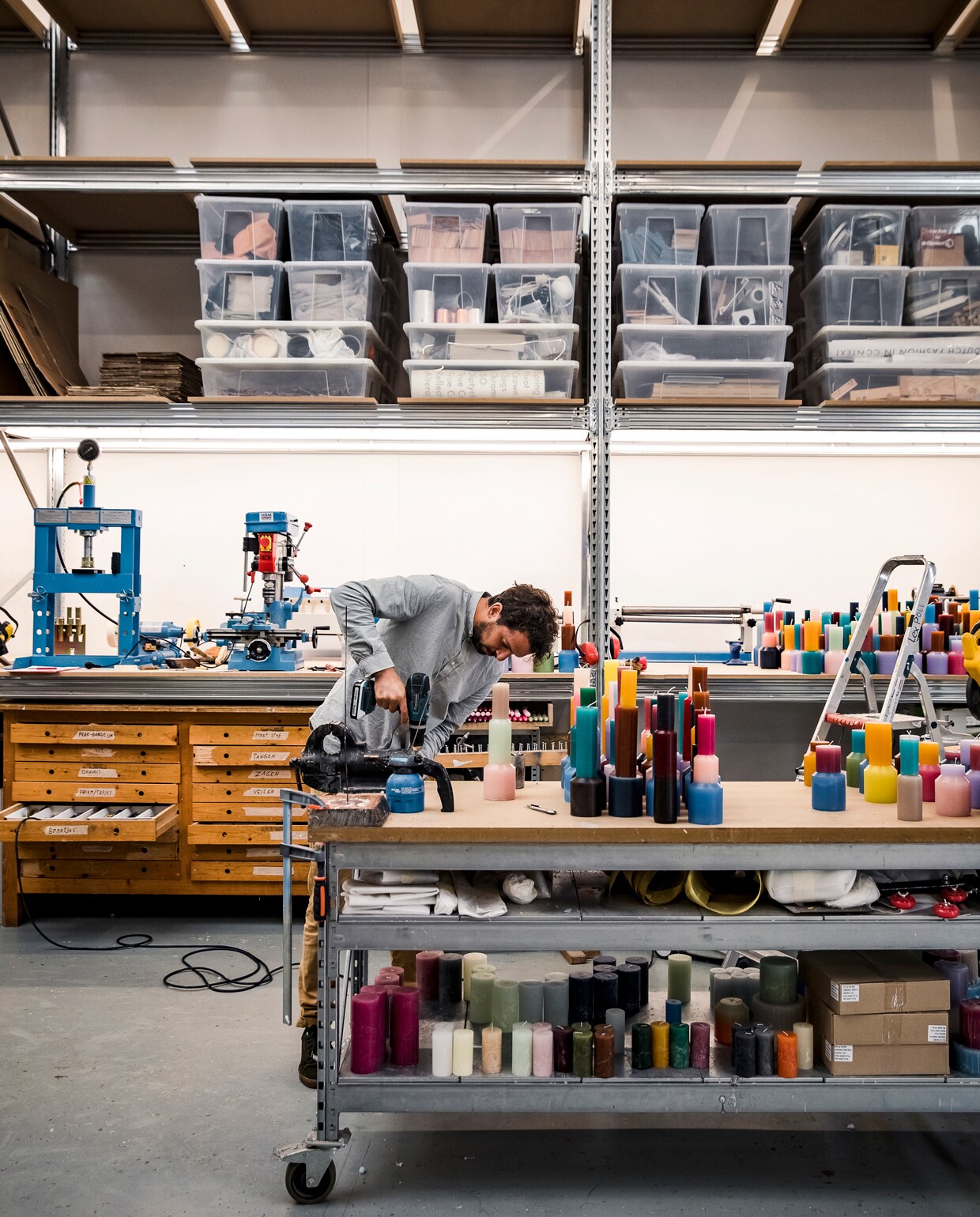 ‘Voordat ik hier introk, had er een modeagentschap gezeten. Het was één open ruimte met zwarte en rode wanden en een catwalk waarop ze de shows liepen. Het eerste wat ik heb gedaan was die catwalk eruit, alles wit spuiten en de entresol bouwen waar nu het kantoor is.’