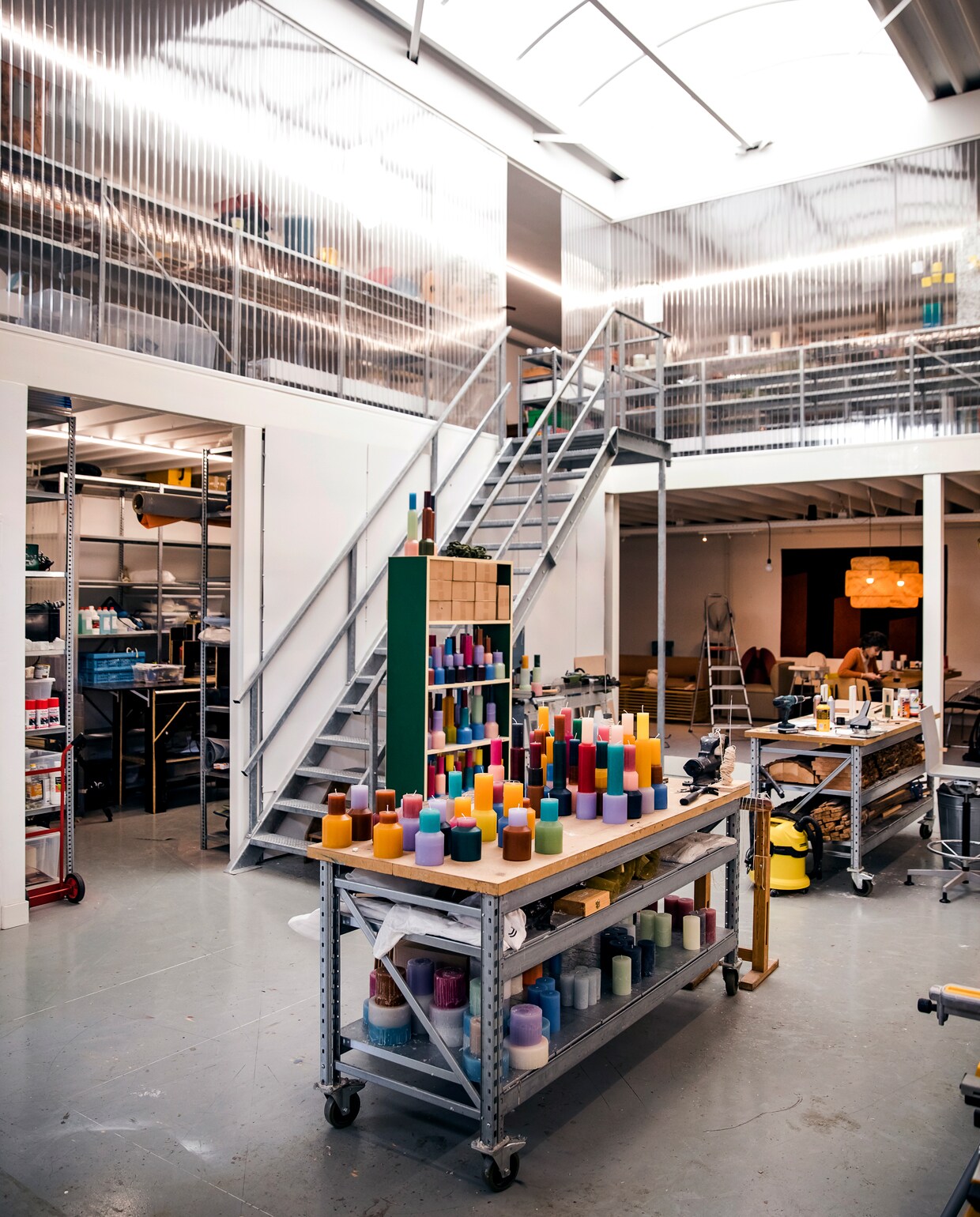 ‘Ik haal veel inspiratie uit de bouwmarkt, uit spullen die een ander koud laten. Mensen denken vaak dat inspiratie komt aanwaaien, maar voor mij is het keihard werken. Op de Design Academy in Eindhoven leer je kijken, en dat is wat ik de héle dag doe. Observeren en analyseren. En dus niet: ik ga uit het raam staren en dan komt de inspiratie wel vanzelf.’