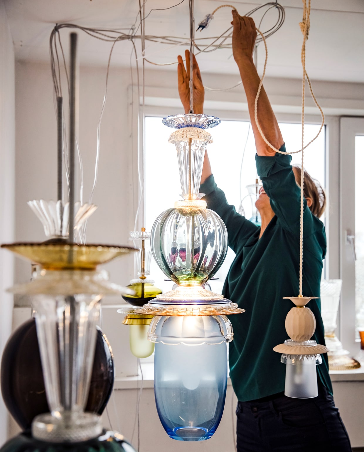‘Welke kleuren populair zijn? Dat hangt van het land af. Nederlanders willen liever niet te veel kleur, maar laatst heb ik voor iemand in Istanboel een aantal lampen gemaakt met verschillende tinten blauw.’