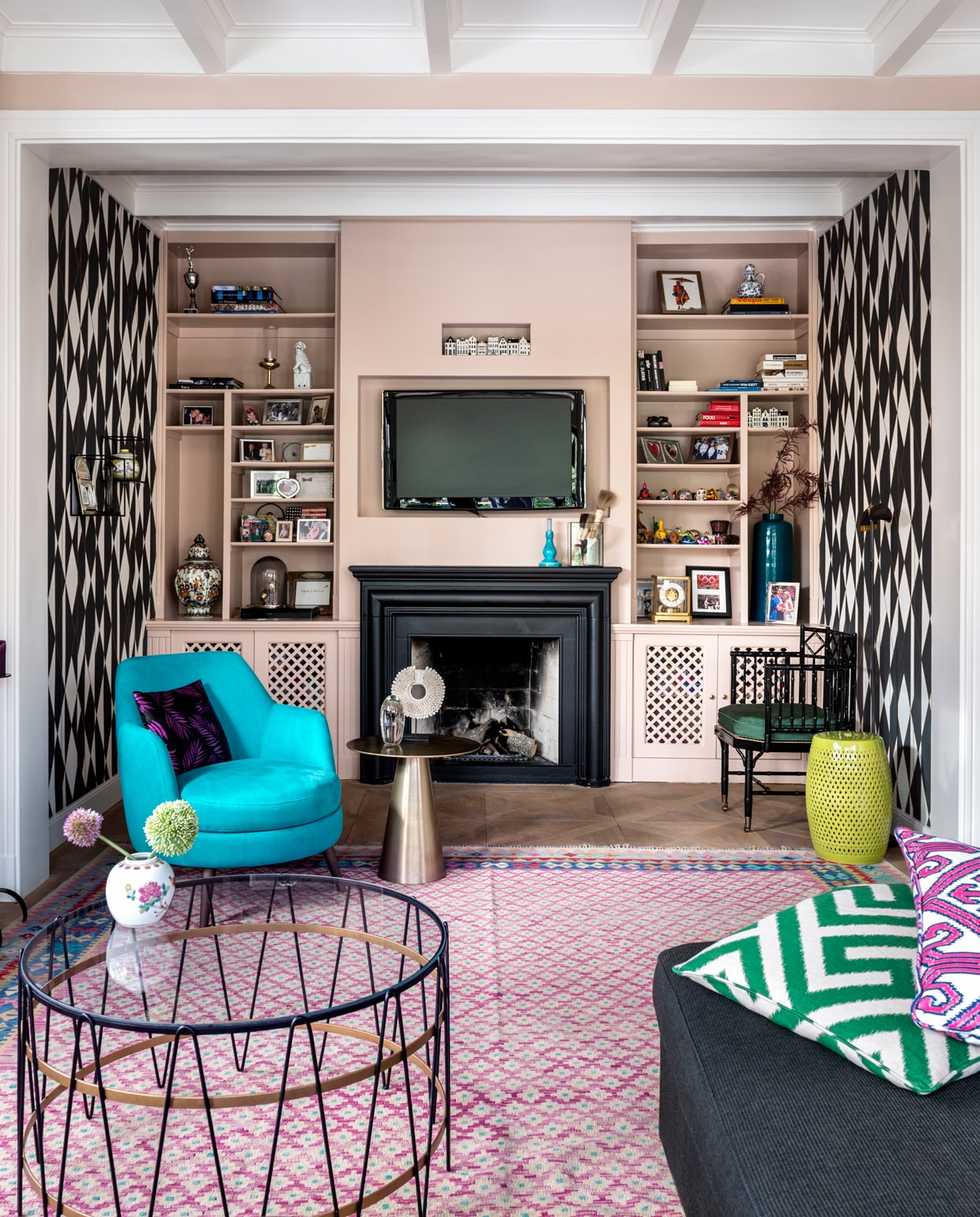 Fauteuil Eveline Interieur. Kussen Mariska Meijers. Bijzettafel HK Living. Kleed groothandel. Behang Cole &amp; Son. Muurverf Setting Plaster van Farrow &amp; Ball. In de kast een verzameling erfstukken, souvenirs, cadeaus en foto’s. vtwonen special binnenkijken 12-2019 | styling Lindividu | fotografie Stan Koolen, CocoFeatures