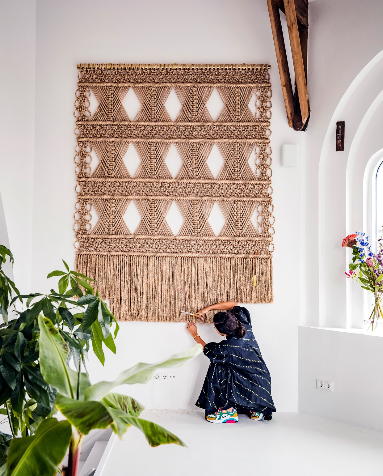 ‘Wat de meeste tijd in beslag neemt, is het uitrafelen van het koord onderaan de kleden. Dat kost dágen. Maar het lastigst is echte strakke lijnen maken, daar krijg ik de meeste stress van. ’s Nachts heb ik weleens pijn in mijn handen van het knopen.’