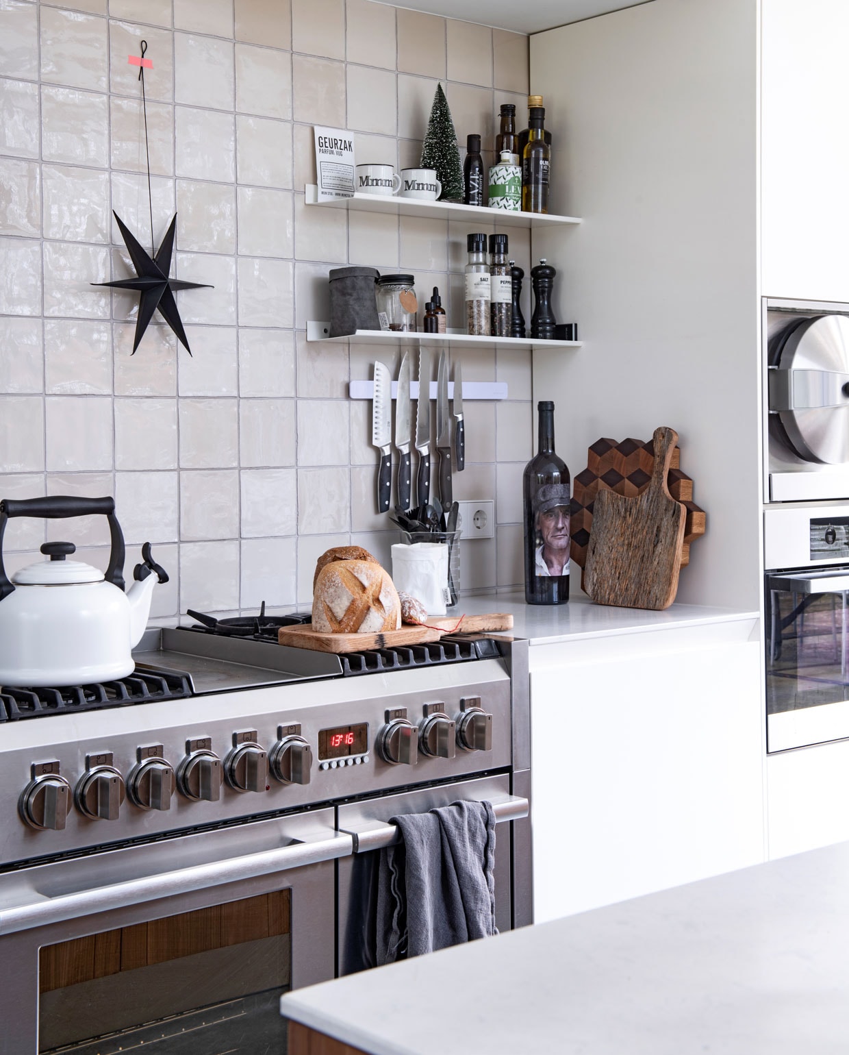 In ‘een knusse nis’ staat een fornuis van Bosch. Nieuwe witjes van Kwarts &amp; Co. Waterkoker Le Creuset, zwarte ster Stoer Metaal. vtwonen 12-2019 | styling Babs Dols | fotografie Louis Lemaire | productie insidehomepage