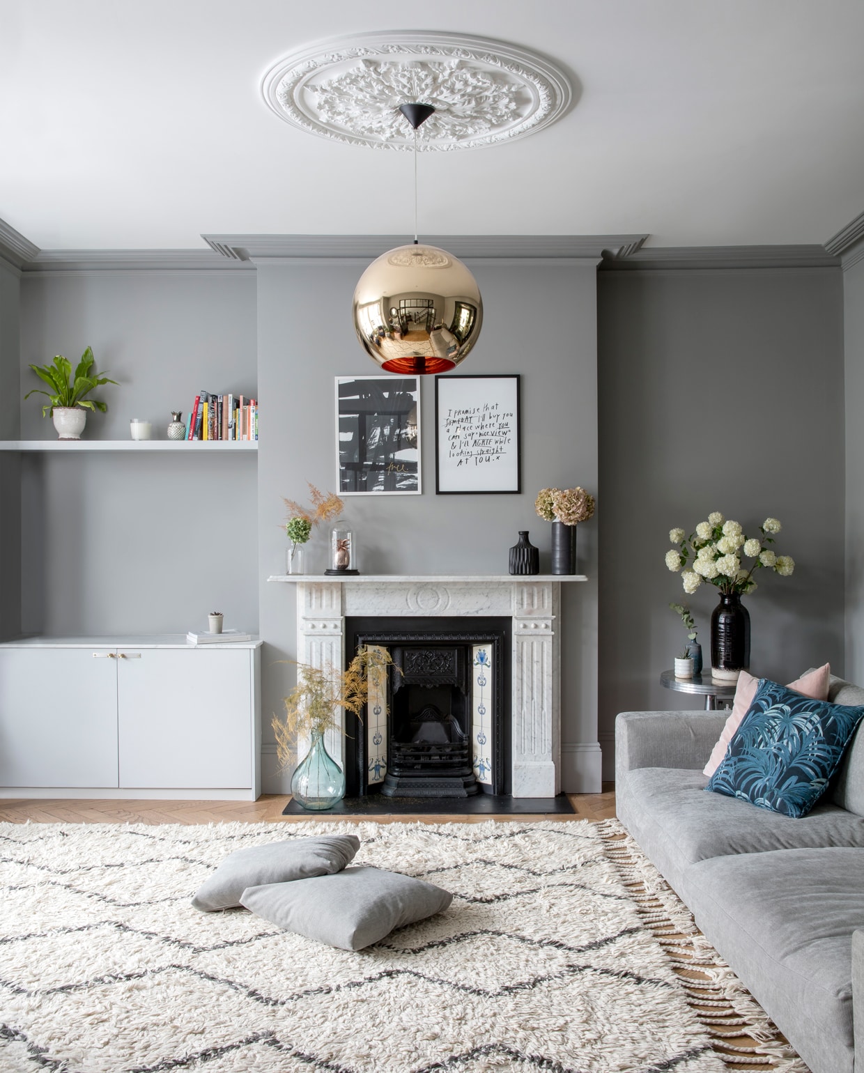 De familiekamer, waar Sommer de meeste tijd met haar kinderen doorbrengt, kreeg een Scandinavische touch. Hanglamp van Tom Dixon, de kunst komt van House Curious. vtwonen 01-2020 | fotografie Rei moon/living Inside