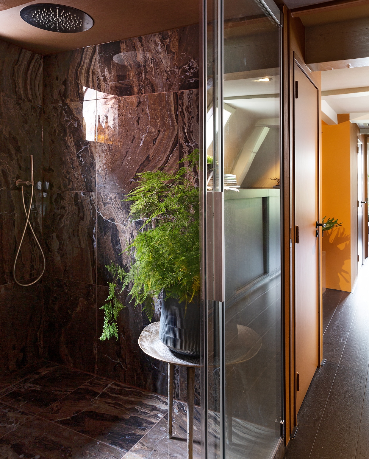 De tegels met marmerlook zijn van keramiek. Tafeltje van HBX Deco. vtwonen 1-2020 | styling Frans Uyterlinde | fotografie Jansje Klazinga | tekst Anne van den Dool