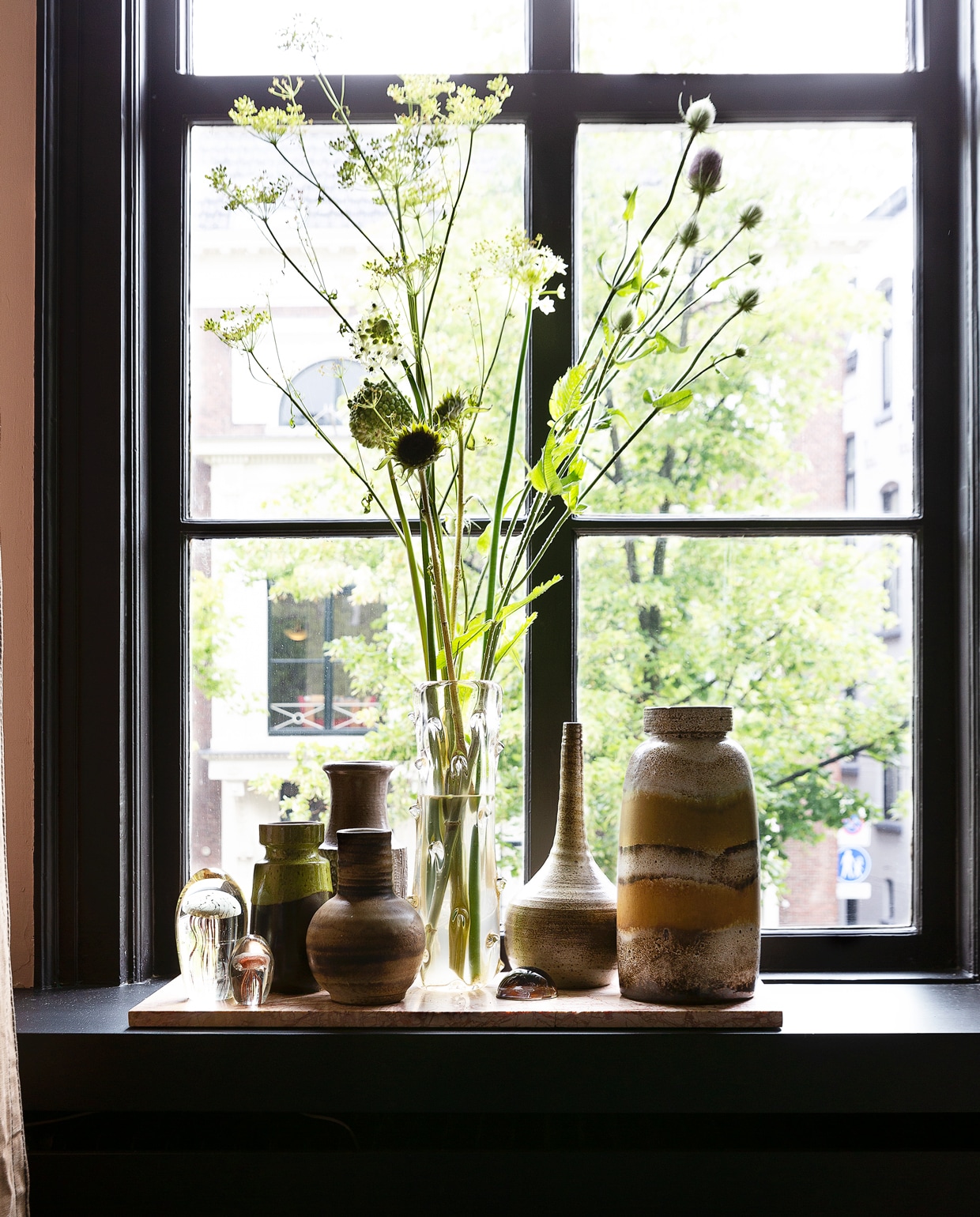 De potten in de vensterbank zijn vintage. vtwonen 1-2020 | styling Frans Uyterlinde | fotografie Jansje Klazinga