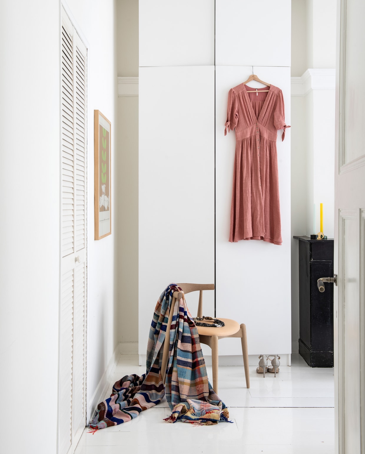 De slaapkamer van Anne Mei en Hans met een stoel en sprei van The Modern (modernvintage.nl). De plafondhoge kast zat al in het huis en staat vast aan de muur. vtwonen 1-2020 | styling Inge van Lieshout | fotografie Louis Lemaire | tekst Amber van Rijn