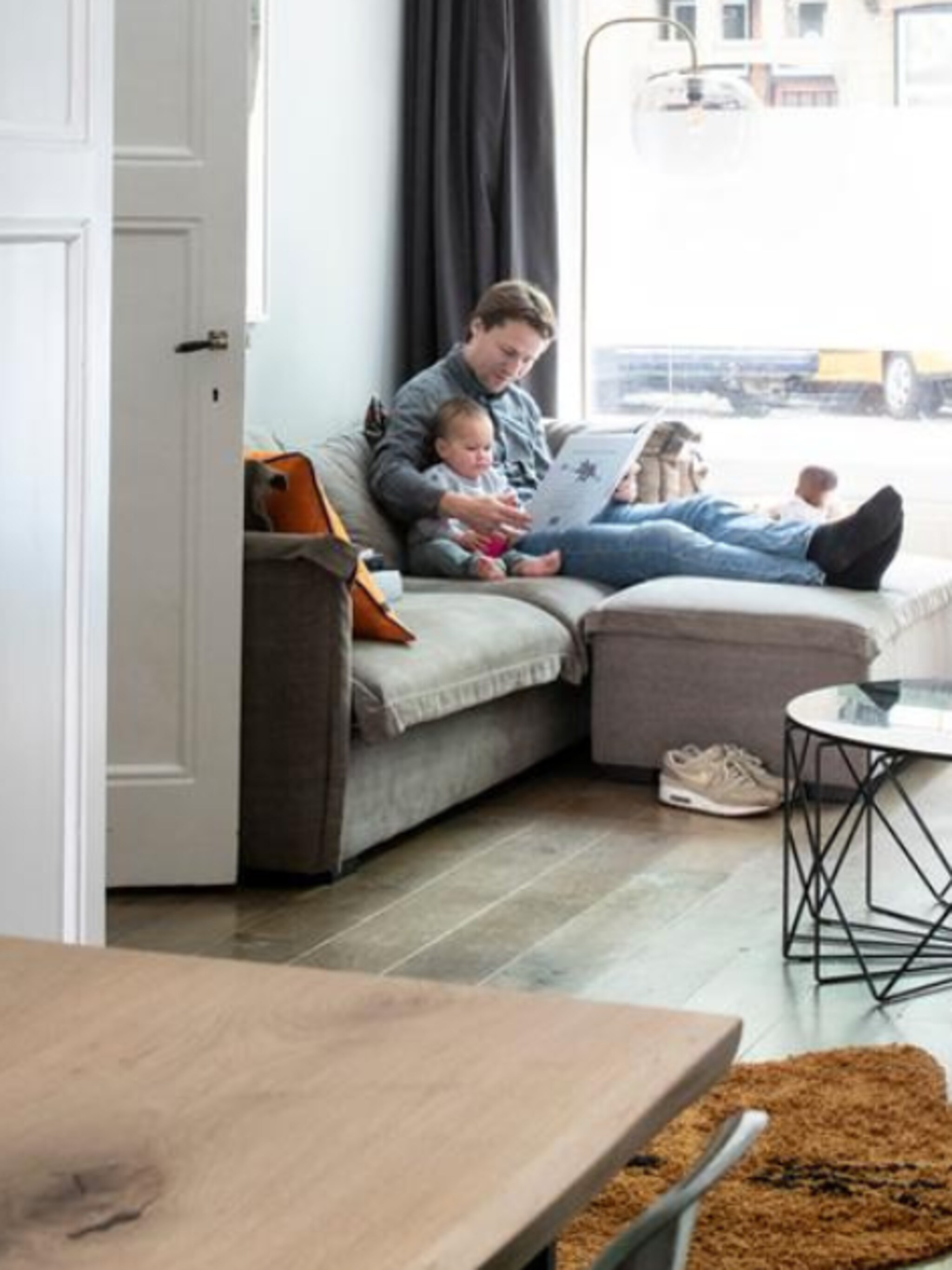 binnenkijken in een benedenwoning vol kunst in amsterdam