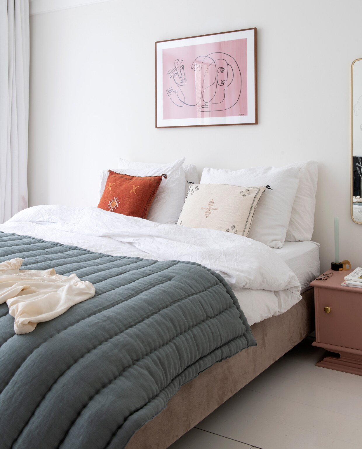 Het vintage roze kastje en de spiegel met tekeningen vond Anne Mei bij All the Luck in the World. Kandelaar van de rommelmarkt. Staalgrijze bedsprei van Archive Store, bedlinnen van The Modern. Het werk aan de muur heeft Anne Mei geschilderd. vtwonen 1-2020 | styling Inge van Lieshout | fotografie Louis Lemaire | tekst Amber van Rijn