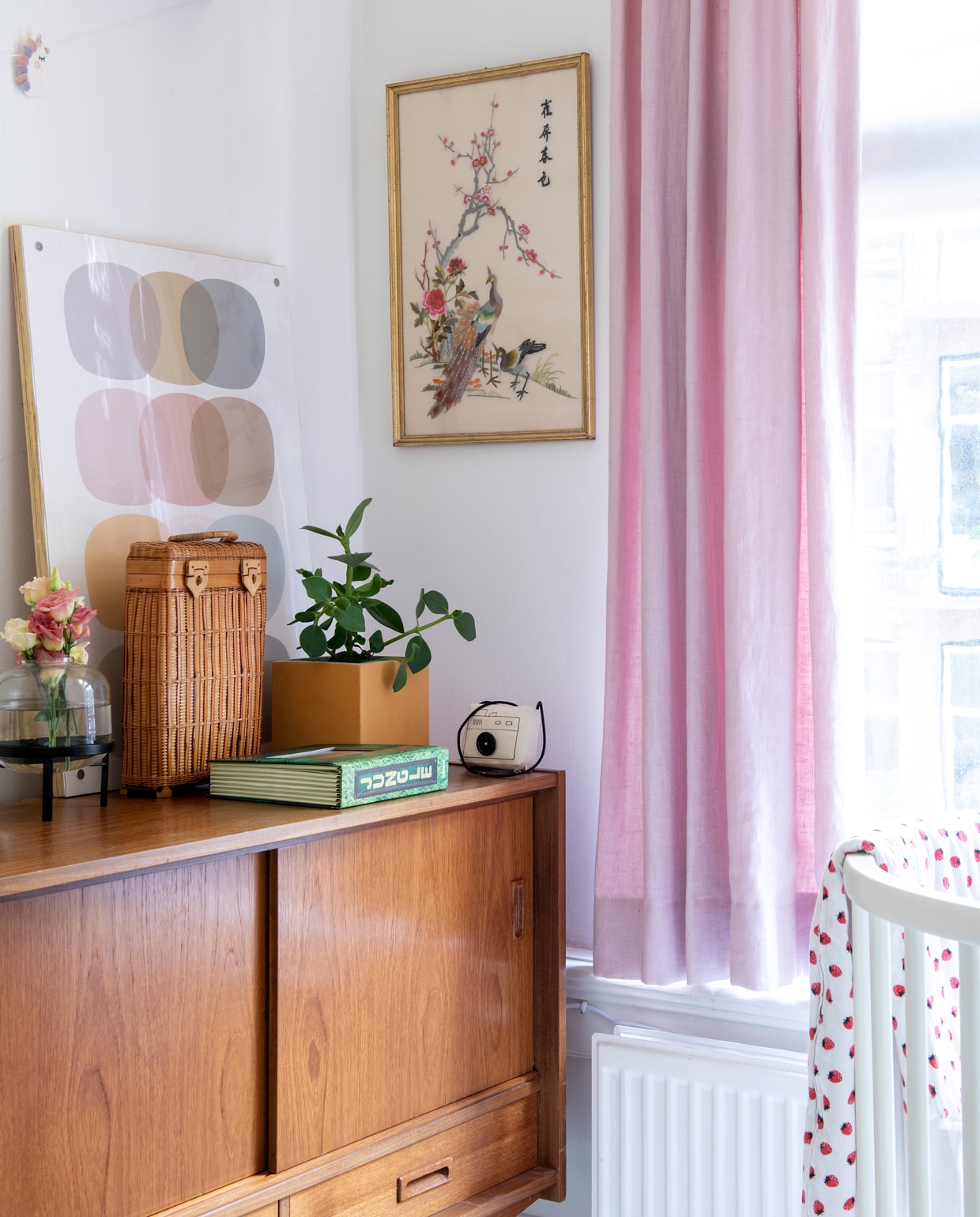 Als commode voor Lucy gebruiken Anne en Hans een mid-century dressoir, gevonden op Marktplaats. De linnen gordijnen namen ze over van de vorige bewoners. Kunst van rommelmarkten en vintagewinkels. vtwonen 1-2020 | styling Inge van Lieshout | fotografie Louis Lemaire | tekst Amber van Rijn