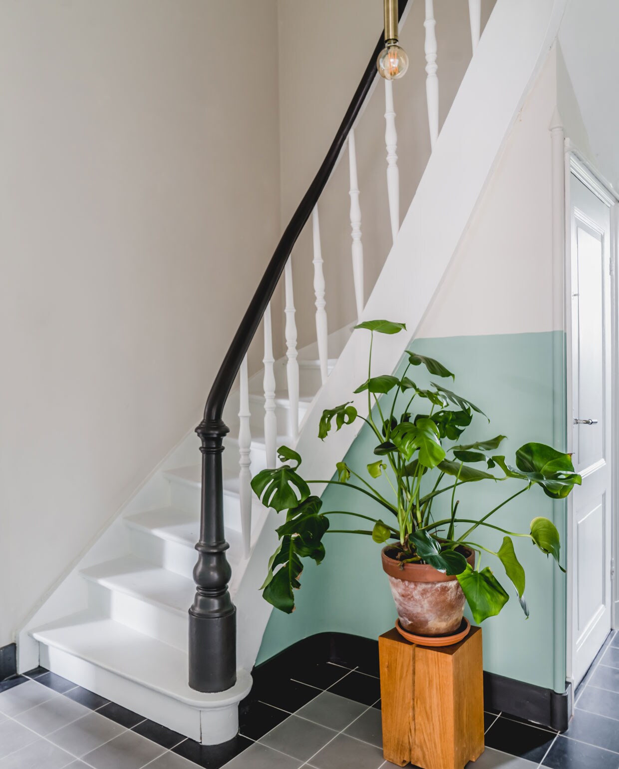 In de hal werden nieuwe Portugese cementegels van Floorz gelegd. De lambrisering is geschilderd in de originele kleur (laten mengen). vtwonen 12-2019 | productie Features &amp; More | styling Wilma Custers | fotografie Ivar Janssen