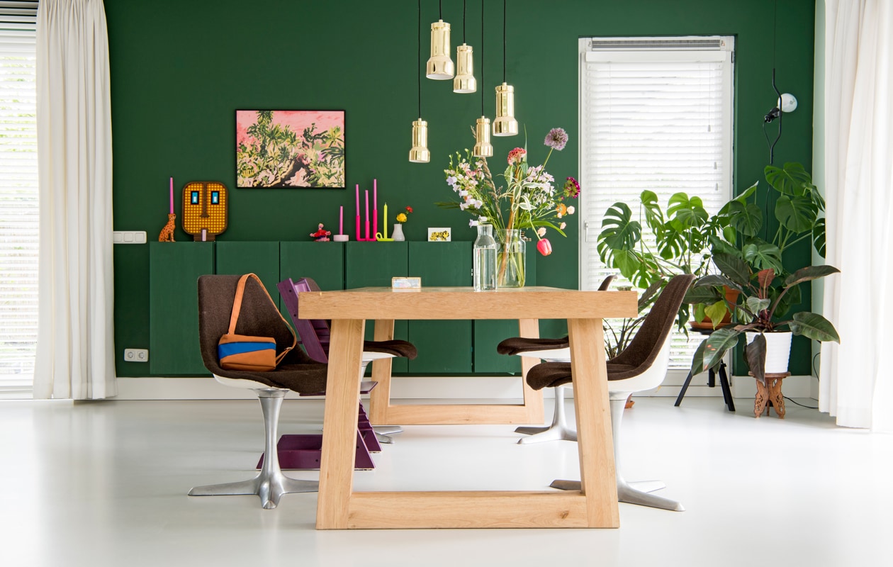 Groen geschilderde Ivar kasten Ikea. Luipaardkandelaar &amp;Klevering. Wit-oranje masker umasku.com. Roze print French Toast Studio. Roze kandelaar Ikea, gele Ontwerpduo. Hanglampen Frandsen. Tafel op maat eikentafels.nl. Stoelen vintage. Plantentafel van Linda’s grootouders. Staande lamp Floss Parentesi. Muurverf kleur Zinnia van Histor. vtwonen 12 binnenkijken special 2019 | styling Kim de Groot | fotografie Anke Leunissen