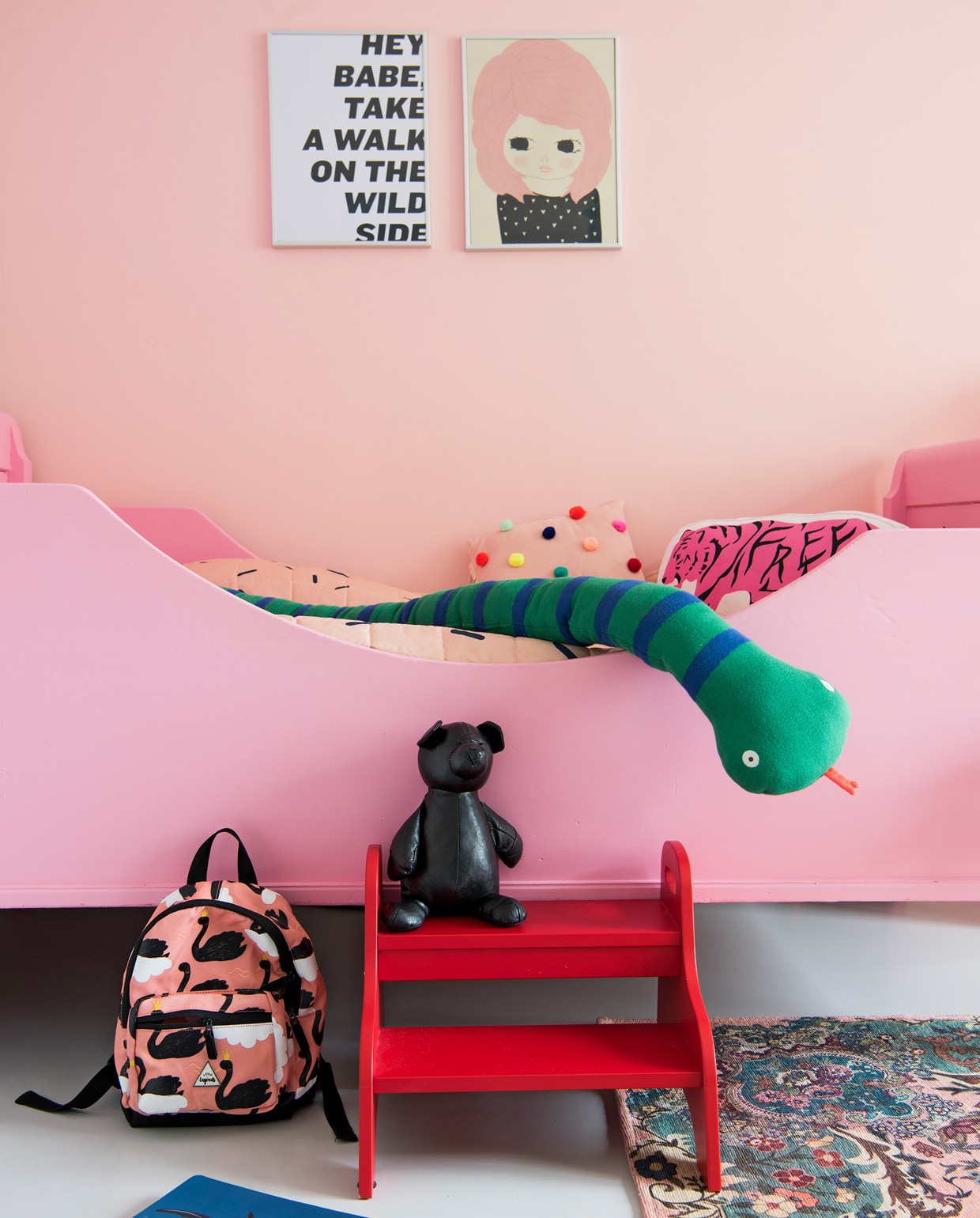 Bed van Marktplaats geverfd in kleur Zoet van Histor. Trapje Ikea. Lichtroze pompon-kussen en Jake the Snake knuffel van merimeri.com. Aan de muur illustraties van psikhouvanjou.nl. Kleed rozenkelim.nl. vtwonen 12 binnenkijken special 2019 | styling Kim de Groot | fotografie Anke Leunissen