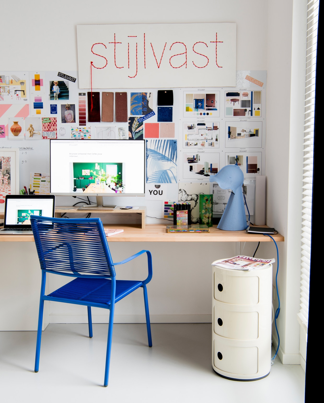 Magneetbehang Groovy Magnets. Stoel Karwei. Wit rond kastje Componibili van Kartell. Blauw lampje Egg of Columbus van Seletti, mudinmay.com. vtwonen 12 binnenkijken special 2019 | styling Kim de Groot | fotografie Anke Leunissen