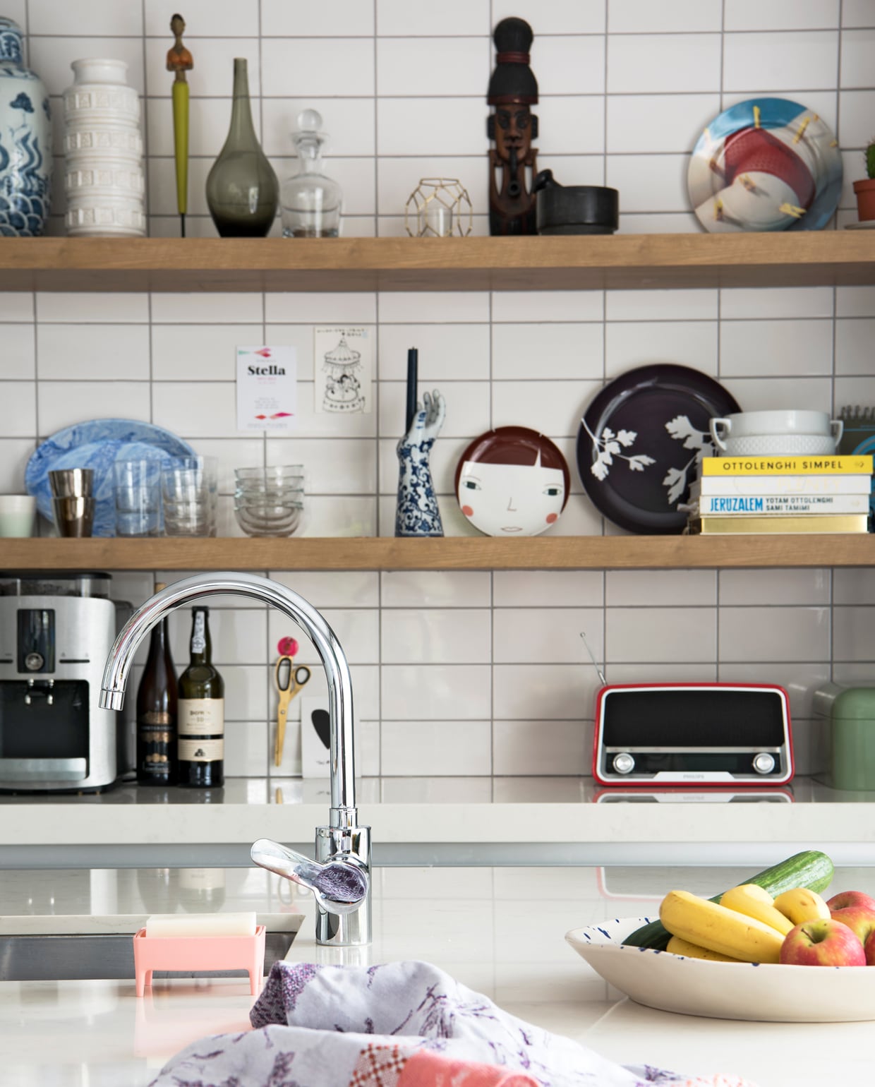 In de keuken staat een collectie potjes, glaswerk en borden uitgestald op Bruynzeel planken. Met de klok mee: vaasjes kringloop, beeldje van Linda’s oma, grijze glazen vaas Ikea, masker uit Thailand, bord Springs Laundry van Seletti mudinmay.com, zwart bordje Ikea, bord met gezichtje Donna Wilson, blauwwitte Hands Up Candleholder van Pols Potten, blauw bord van Hay. vtwonen 12 binnenkijken special 2019 | styling Kim de Groot | fotografie Anke Leunissen