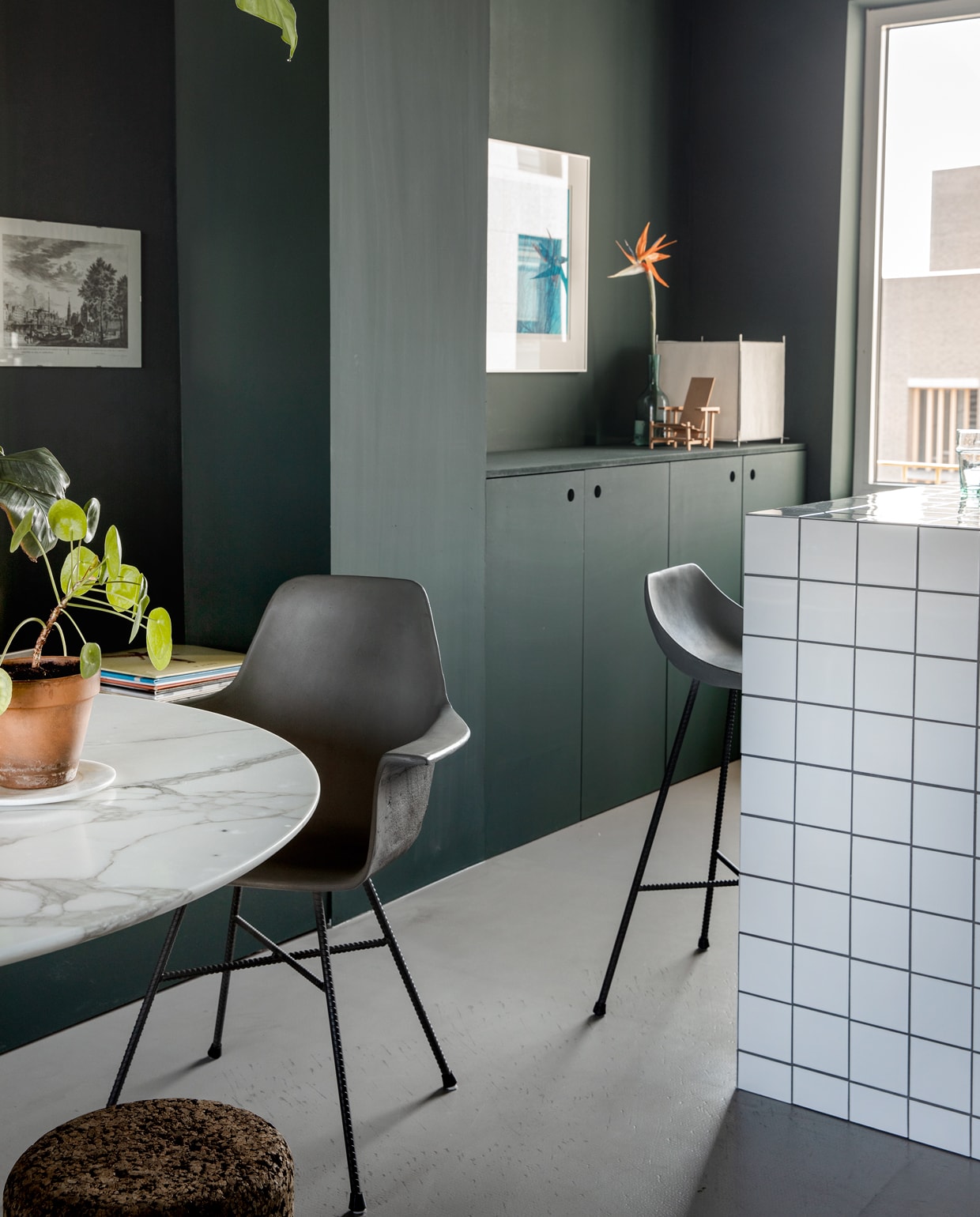 Betonnen stoel van Lyon Béton via La Boutique Blanche. Grafische print van Amsterdam gevonden bij Kringloop Kerkstraat. Poef Cork High van Moooi via Canoof. vtwonen binnenkijkspecial 12-2019 | styling José Martens | fotografie Peggy Janssen