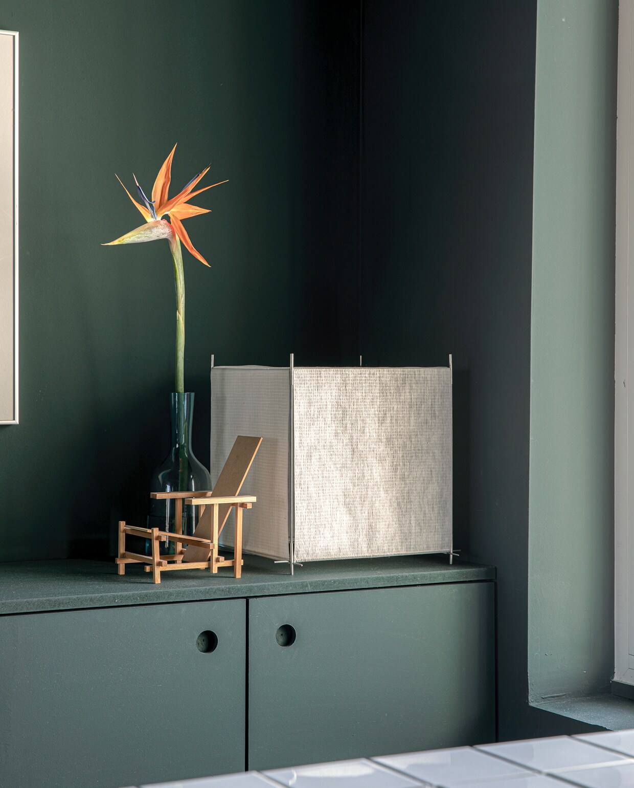 Kunstwerk van Aad Schram via Art Olive. Blauwe vaas PS Collectie Ikea. Miniatuur Rietveld-stoel hadden ze al. De vierkante lamp Lotek van Benno Premsela was een erfstuk (o.a. verkrijgbaar bij Fonq). vtwonen binnenkijkspecial 12-2019 | styling José Martens | fotografie Peggy Janssen