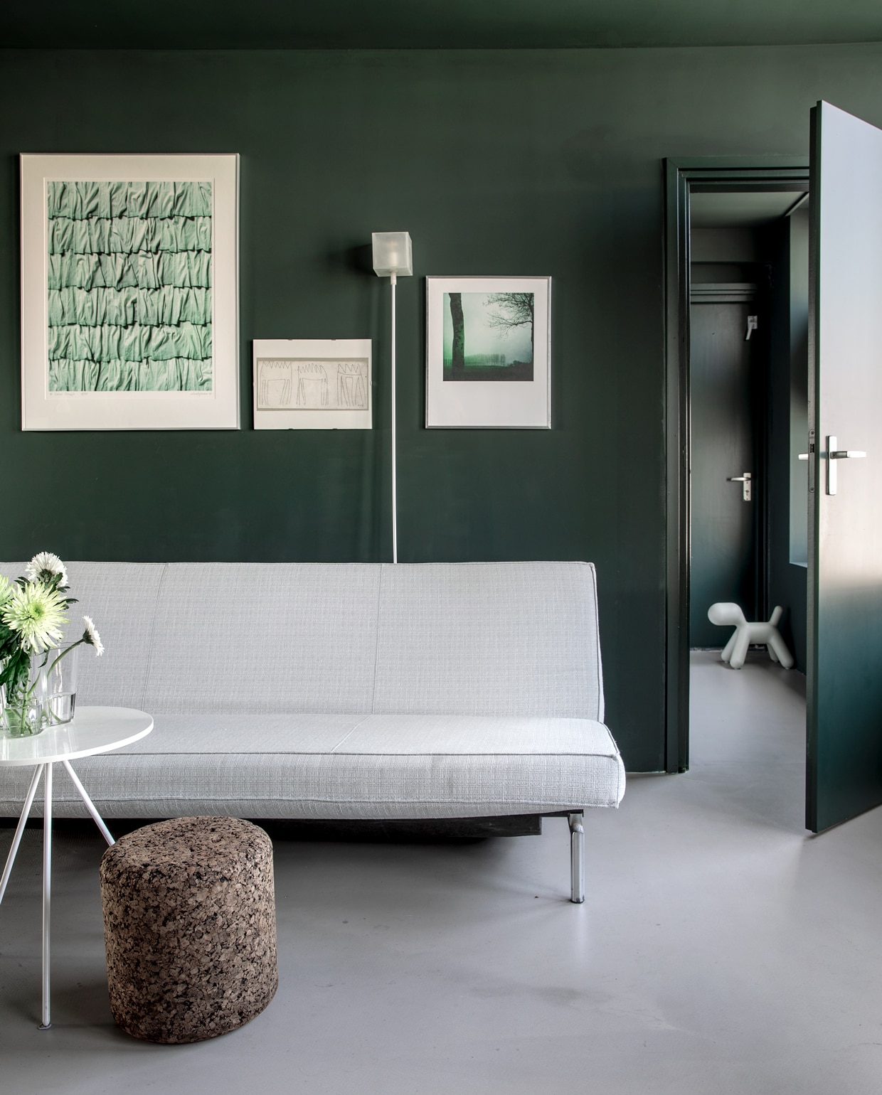 Egalisatievloer Forbo Eurocol. Zeefdruk Klaas Gubbels via Marktplaats. Kunstwerk van Aad Schram via Art Olive. Vloerlamp Lazy van Chris Slutter voor Goods (smukdesign.nl). Foto van Anya van de Wetering. Hond Puppy van Magis via musthaves.nl. Rond tafeltje Bijenkorf. vtwonen binnenkijkspecial 12-2019 | styling José Martens | fotografie Peggy Janssen