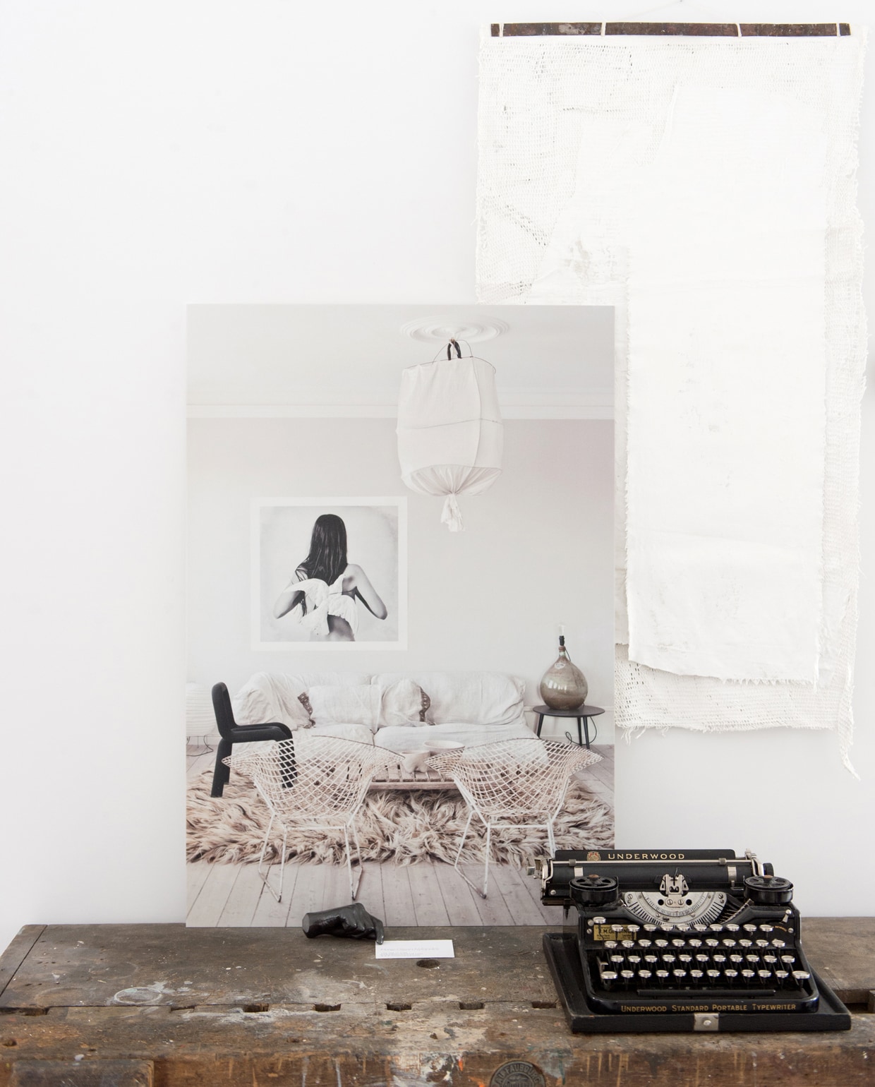 Wit kunstwerk aan de muur van Neeltje Geurtsen. Foto van mointeriors.com. vtwonen 12 binnenkijken special 2019 | Styling Wilma Custers (Features &amp; More), Rozmeen Koornneef | Fotografie Trui Heinhuis