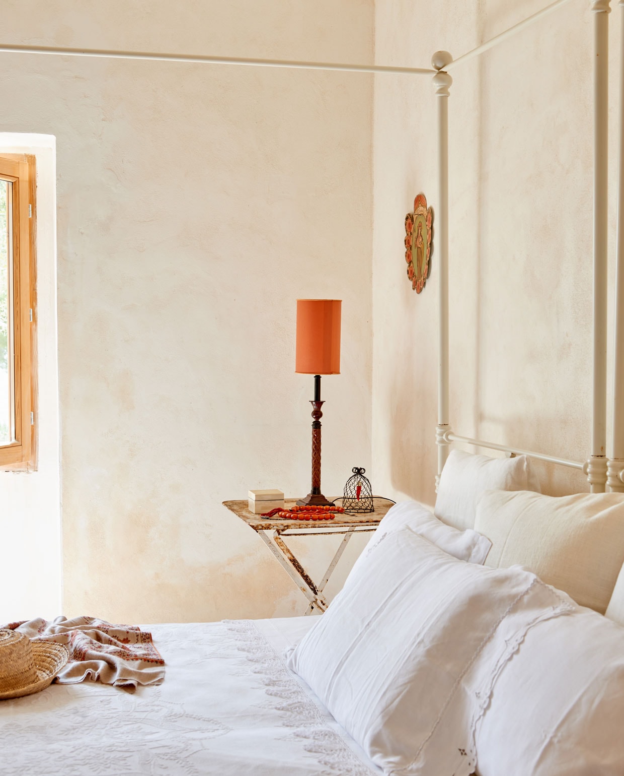 Een hemelbed en smetteloos beddengoed garanderen een goede nachtrust in de slaapkamer. vtwonen 11-2019 | fotograaf Renee Frinking | styling Wilma Custers