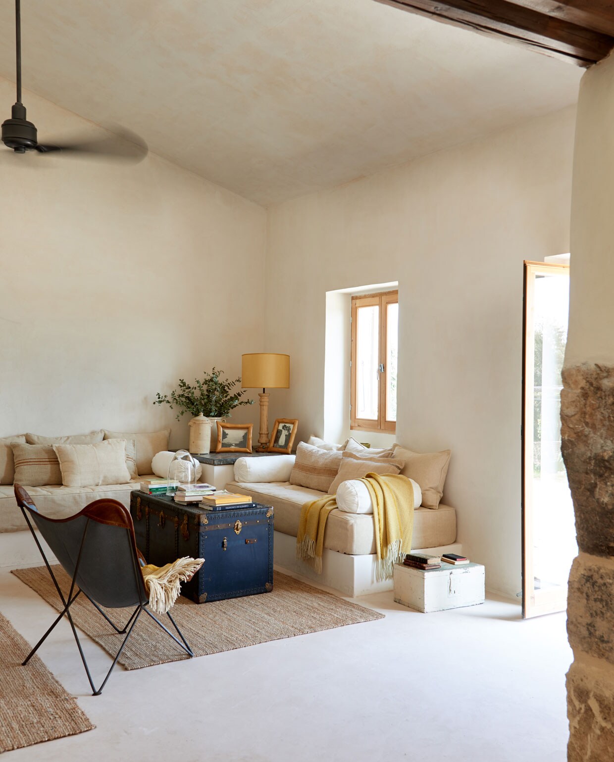 Het gebruik van eenvoudige materialen en beige tinten ‘typisch voor het platteland’ stond voorop. In de woonkamer voegt de klassieke Tripolina vouwstoel een vleugje luxe toe. De antieke reiskoffer verwijst naar het reislustige karakter van Angelo’s voorouders. ‘Ze zijn er niet meer, maar foto’s houden de herinnering levend.’