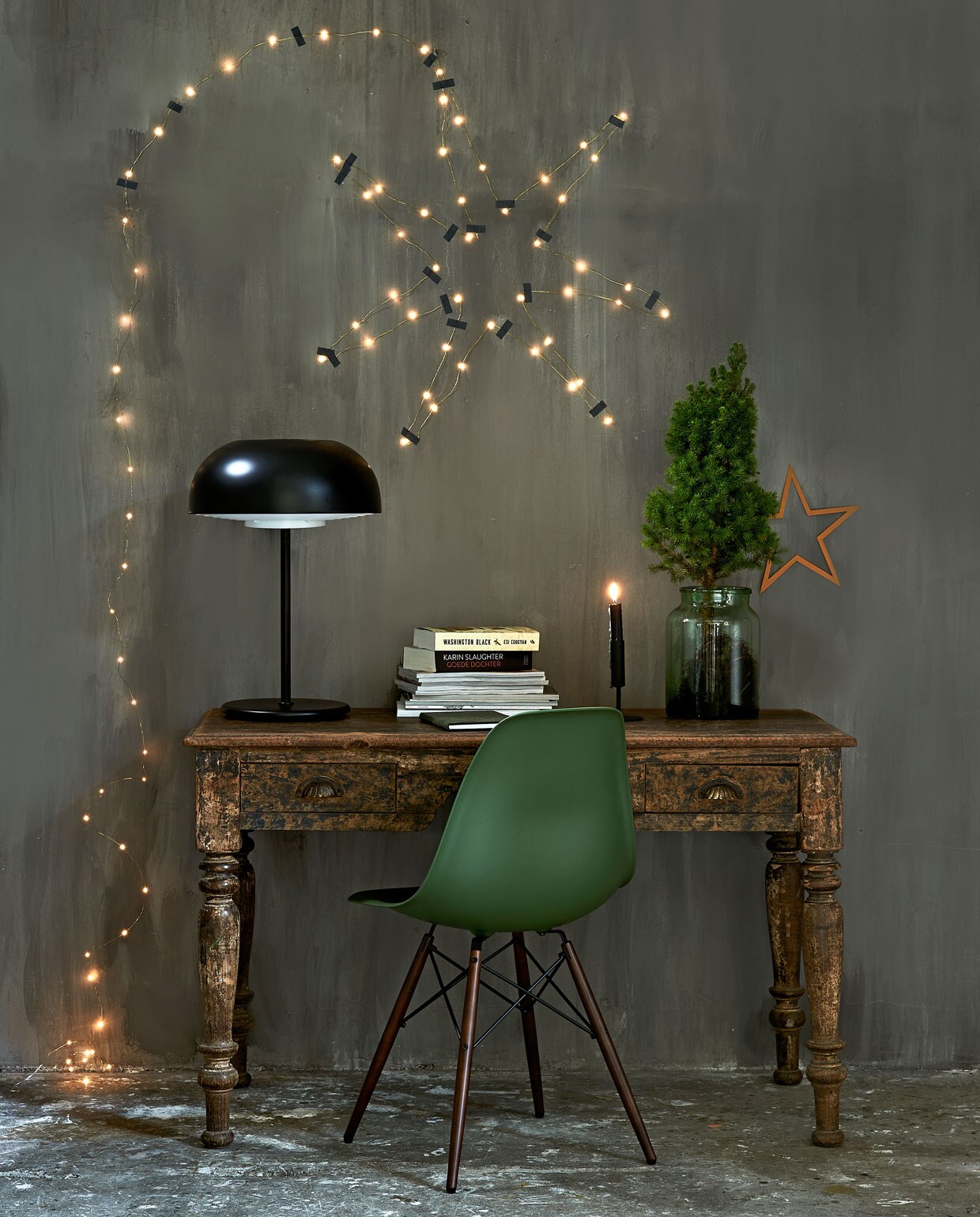 Antiek bureautje,glazen vaas (weldaad.com). Stoel Eames van Loods 5 Design (loods5.nl). Tafellamp Nymane (ikea.nl). Lichtsnoer (rivieramaison.nl). Zwarte kandelaar (hema.nl). Ster zelfgemaakt.