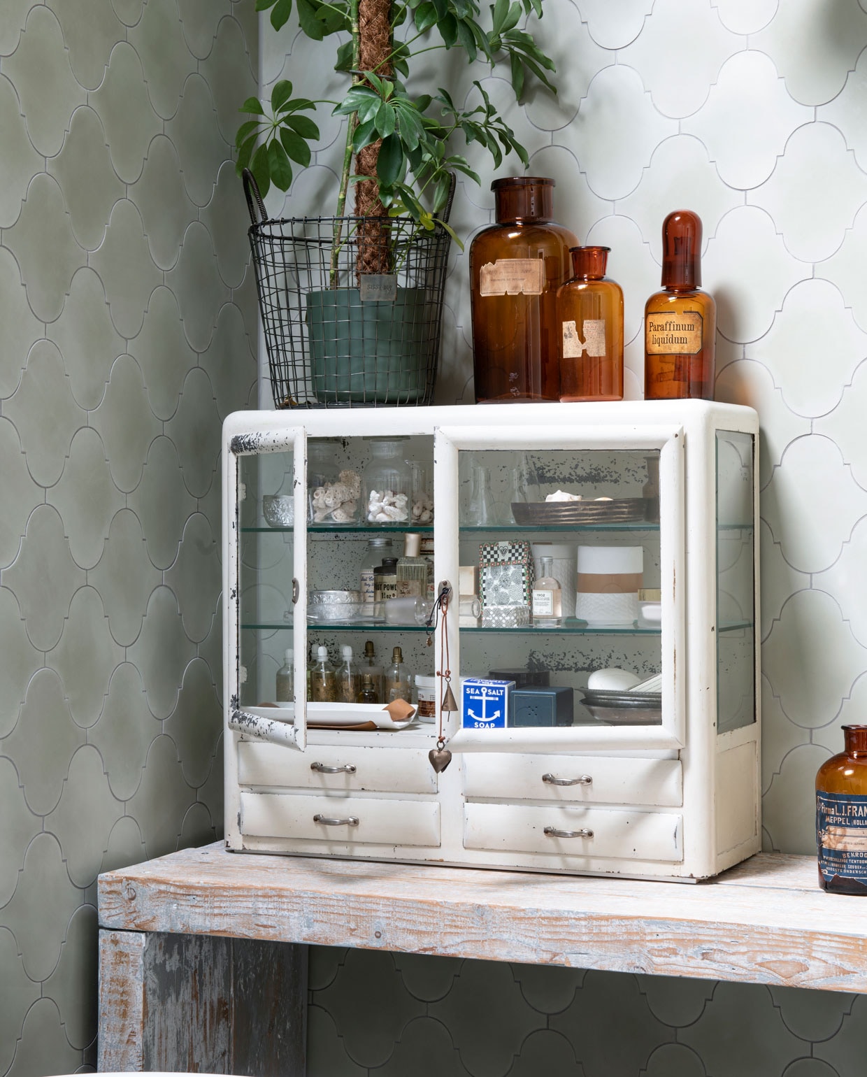 Tegels designtegels.nl, verf Early Dew Stapelgoed, lampen Urban Interiors, plantenmand Sissy-Boy, spiegels Dutchbone, manden Yoshiko Home, vintage apothekerskastje en flessen. vtwonen 11-2019 | styling Esther Loonstijn | fotografie Louis Lemaire