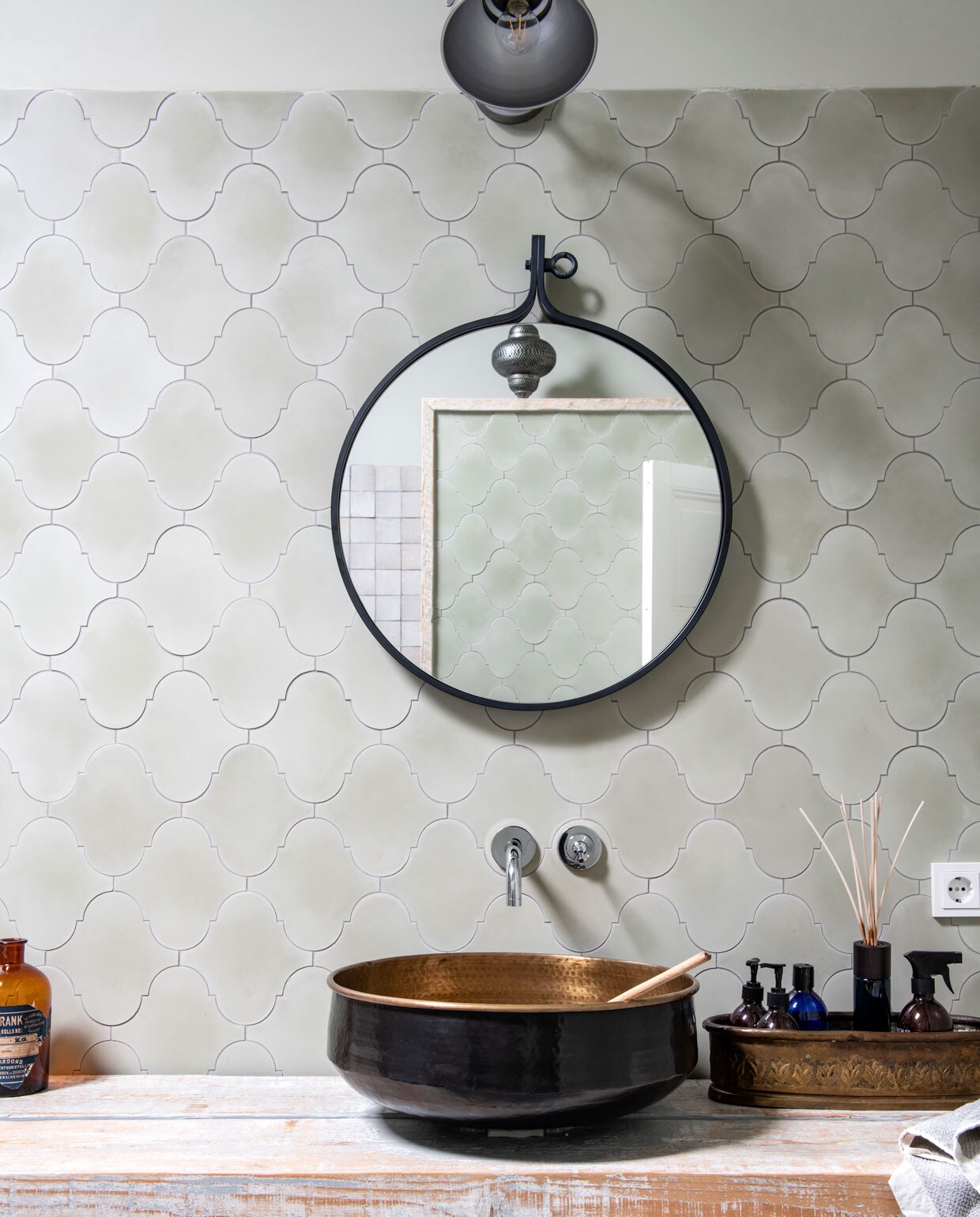 De wasbak is een oude Marokkaanse schaal. Tegels designtegels.nl, verf Early Dew Stapelgoed. vtwonen 11-2019 | styling Esther Loonstijn | fotografie Louis Lemaire