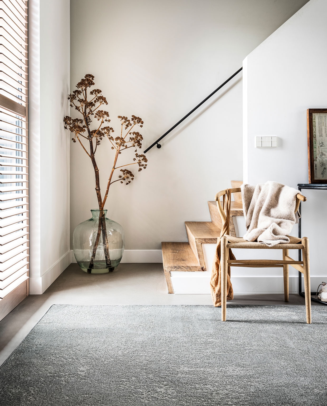 Vloerkleed Stonewashed Zinc, ook in Pebble en Washed Black, op maat gemaakt met gefestonneerde rand, 200×300 cm. M.m.v. misterdesign.nl (Wishbone Chair Hans J. Wegner), hetkabinet.nl (zwarte bijzettafel), fishonthemoon.com (tas), stories.com (vest), overig privébezit.