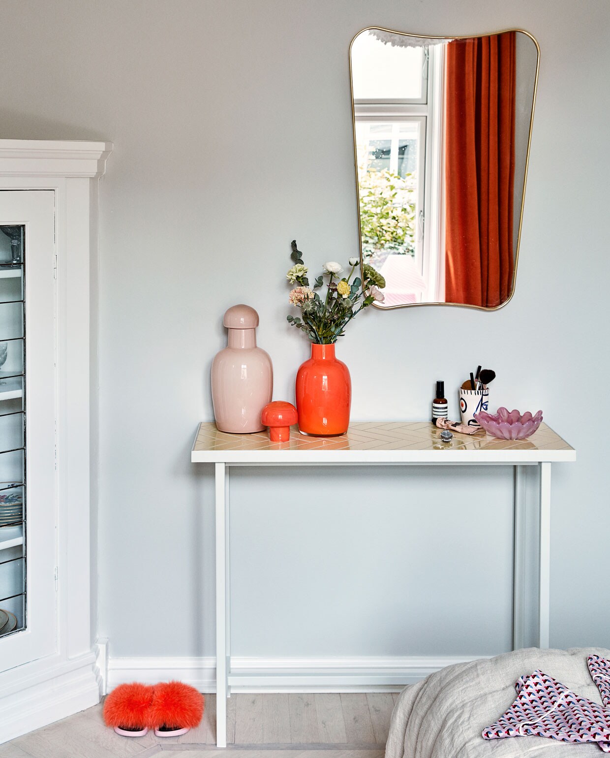 Geen hack, maar een design van Charlotte Høncke voor Warm Nordic is tafel Herringbone Tile, met een blad betegeld in visgraatmotief. De spiegel is van Gubi, de Murano vazen zijn door de jaren heen verzameld. Oranje slippers van Oh! By Kopenhagen Fur.
