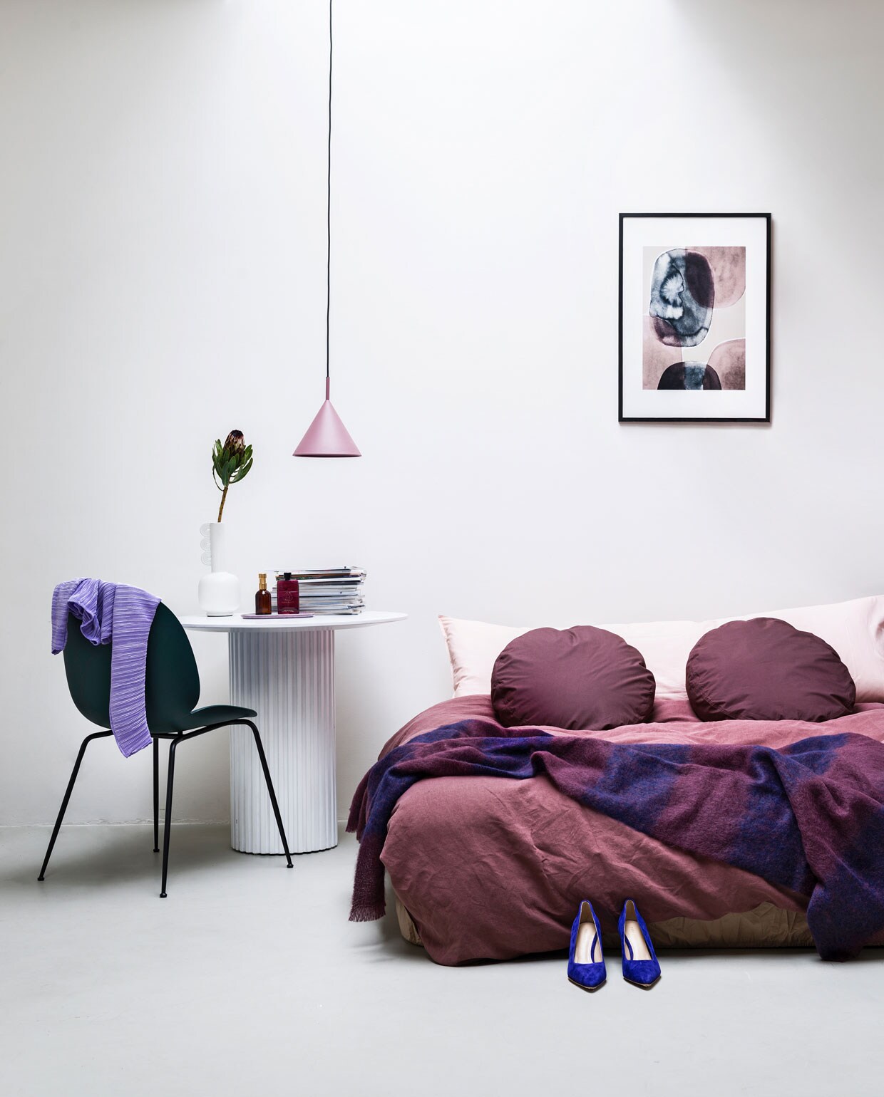 Dekbedovertrekset Red wine van linnen/katoen, 240/220 cm, donzen dekbed, lange kussenhoes Bedmate nude van organisch percal en donsvulling, ronde kussenhoes Chocolate van organisch percal en donsvulling, hoeslaken Camel van organisch percal (suite702.com). Mohair plaid (eijerkamp.nl). Ronde tafel, 80×72 cm (Øxh), hanglamp (hkliving.nl). Stoel Beetle chair van Gubi, vaas Clio van Ferm Living (vtwonen.nl). Poster van Berit Mogensen Lopez, lijst (theposterclub.com). Geuren (gucci.com, greenbeautymarket.com). Schoenen (feraggio.com). Truitje (asos.nl).