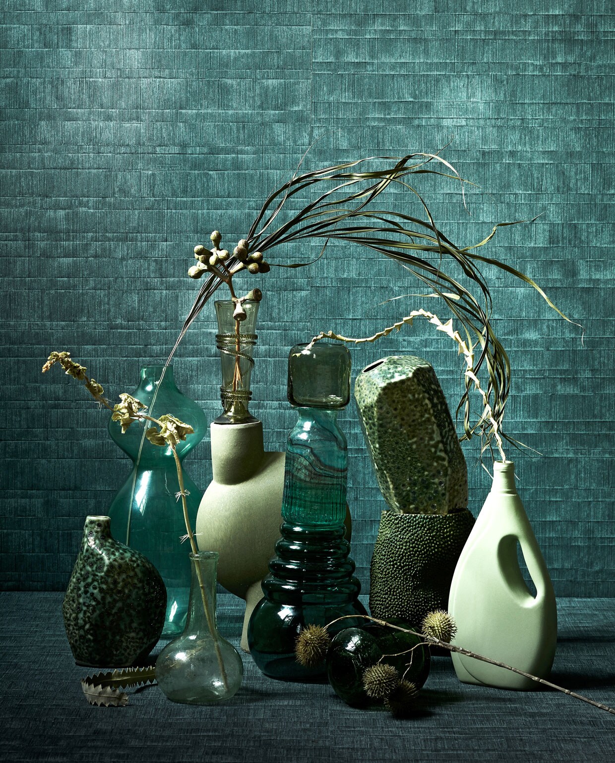 Behang Chacran (bnwalls.com). Groene vaas met steenstructuur (thingsilikethingsilove.com). Grote groene glazen vaas, groen glazen vaasje (loods5.nl). Klein vaasje op grotere vaas (pomponshop.nl). Matte legergroene vaas onder klein vaasje (casagitane.com). Donkergroen glazen blokvaasje (hm.com). Blauw-groen vaasje, donkergroene vaas met ribbels, (loods5.nl). Groene vaas met steenstructuur (thingsilikethingsilove.com). Groene vaas met stippels (maisonnl.com). Bolvaasje achter tak (loods5.nl). Matte mintgroene vaas (foekjefleur.com). Takken in vaas (tuinvanjudith.wordpress.com).