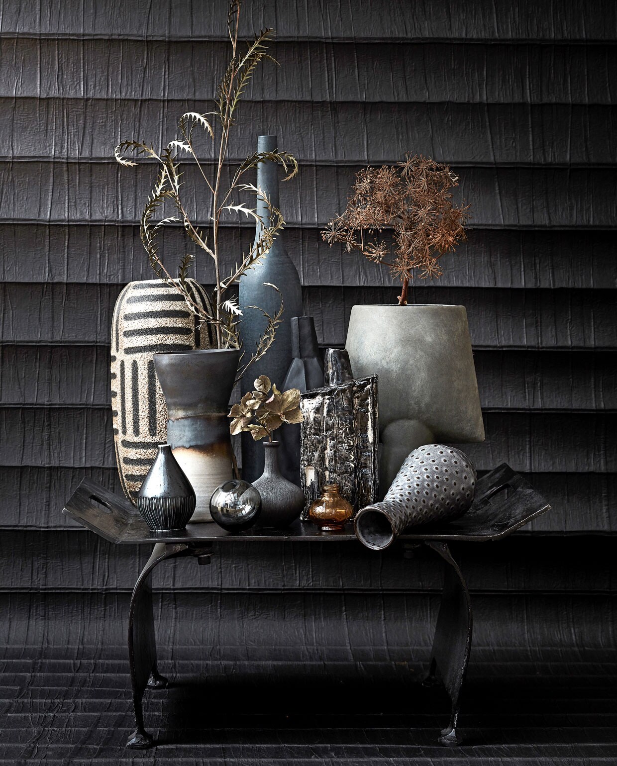 Behang (elitis.fr). Zwart-bruin gestreepte vaas (thingsilikethingsilove.com). Hoge zwarte vaas (zarahome.com). Vaas met zandlopervorm van Ildikó Horváth (studiopansa.com). Klein vaasje links voor van Lindform Sweden (maisonnl.com). Glazen bolvaasje (hm.com). Vaasje met tuit van Lindform Sweden (maisonnl.com). Zwarte hoekige vaas vanaf (edha-interieur.nl). Zwart-witte vaas (serax.com). Bruin vaasje (loods5.nl). Grote grijze vaas (casagitane.com). Gestippelde vaas, zwart dienblad 55x40x15 cm (lxbxh) prijs op aanvraag (thingsilikethingsilove.com). Takken in vaas (tuinvanjudith.wordpress.com).