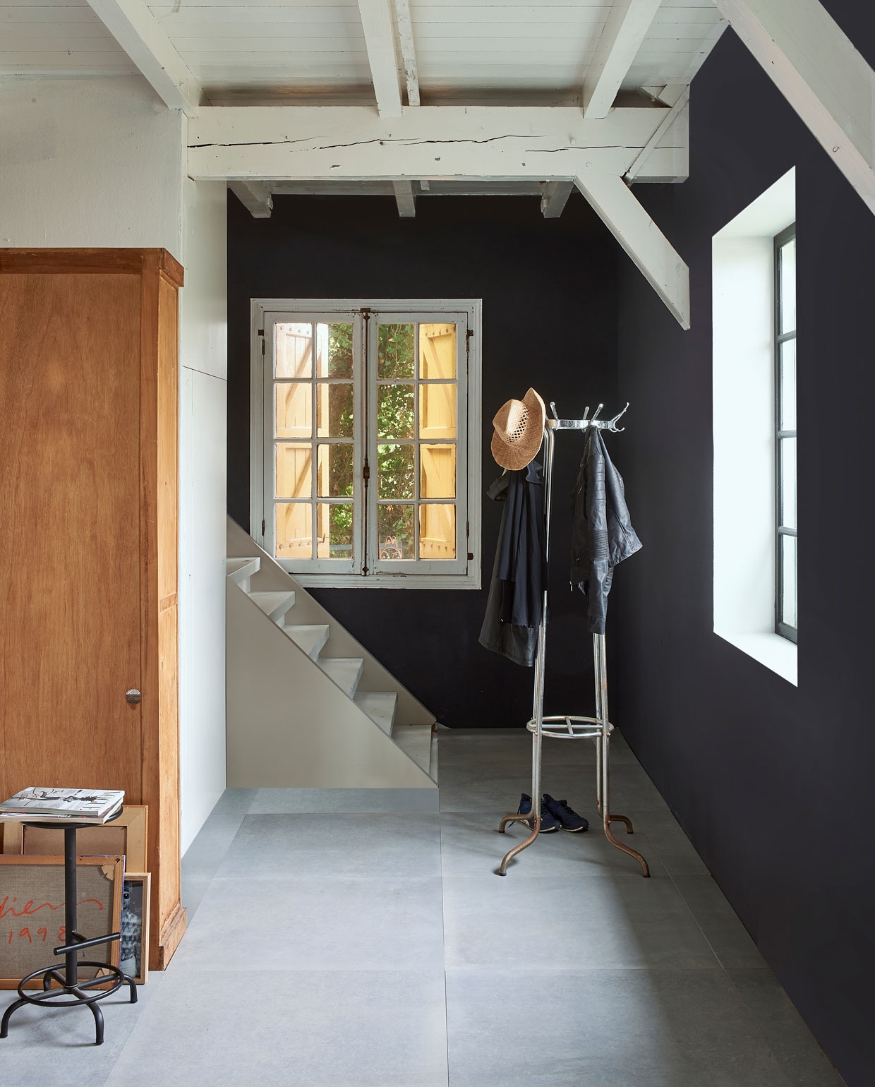 Vloertegel Concrete Antracite, 90×90 cm per m2, 70×70 cm, ook verkrijgbaar in de kleur Taupe. M.m.v.: De Machinekamer (kapstok), Karwei (vtwonen verf Purple Blue), overig privébezit.