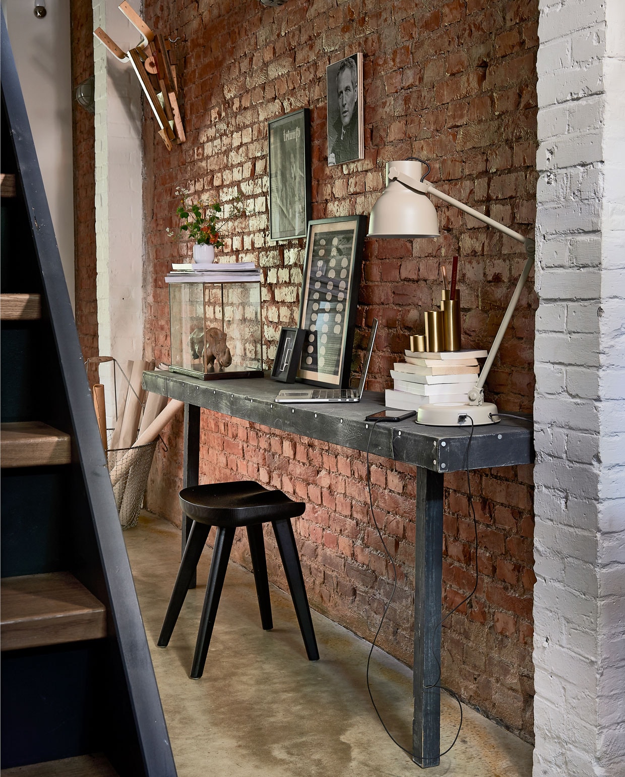 Wandtafel op maat gemaakt (com-anders.nl). Metalen mand, kruk, foto Paul Newman (loods5.nl). Bureaulamp Hektar met oplaadplaat voor mobiele telefoon (ikea.nl). Koperen pennenbak van Ferm Living (vtwonen.nl). Vitrine, zwart-witte wanddecoratie (hkliving.nl). Overig privébezit.