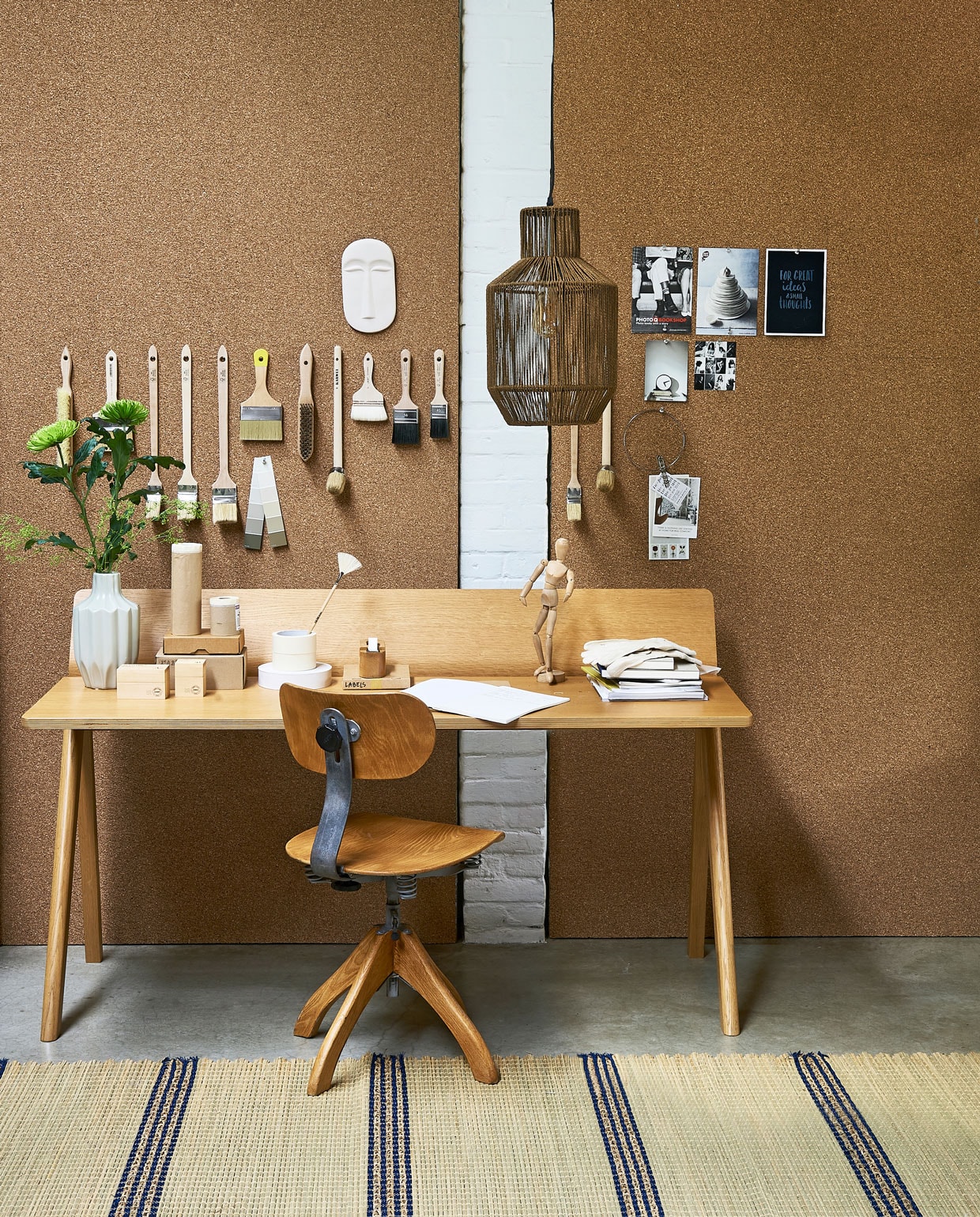 Bureau 150×70 cm (lxb), vaas (design5.nl). Bureaustoel (brutamsterdam.nl). Kurk 50×150 cm, 6 mm dik € 39,50 (kurk24.nl). Vloerkleed 130×195 cm (ikea.nl). Hanglamp van touw (loods5.nl). Gezicht van keramiek (hkliving.nl). Overig privébezit.
